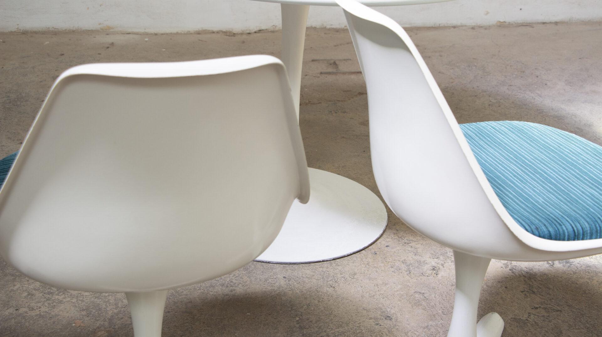 Tulpentisch und Stühle von Maurice Burke, Edition Arkana, 1960er Jahre (Aluminium) im Angebot