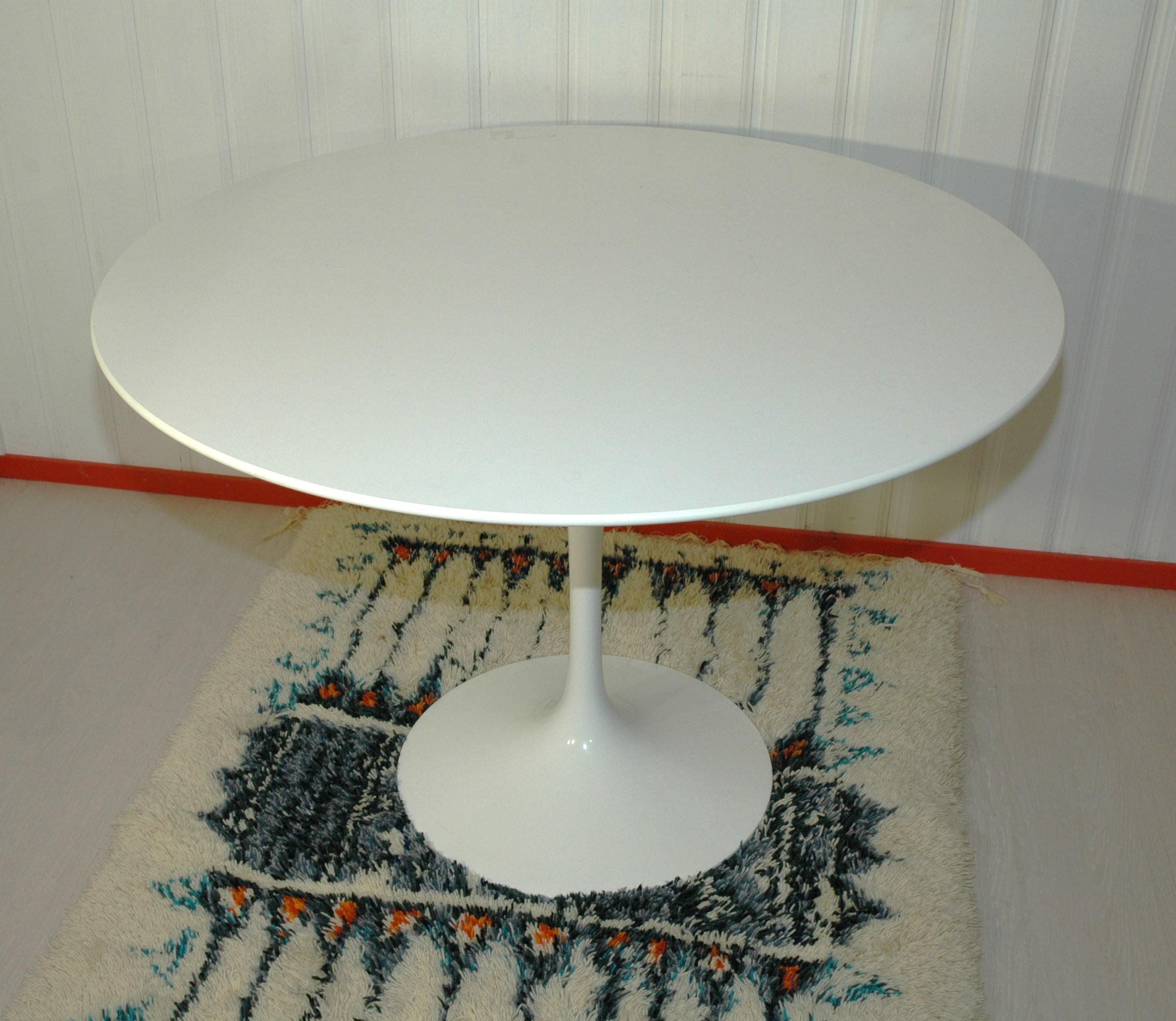 Eero Saarinen has really succeeded in his beautiful and flexible design of perhaps the strongest table design Tulip. A design that follows the same design language as the Executive chair and The Arch.

Finnish-American architect and furniture