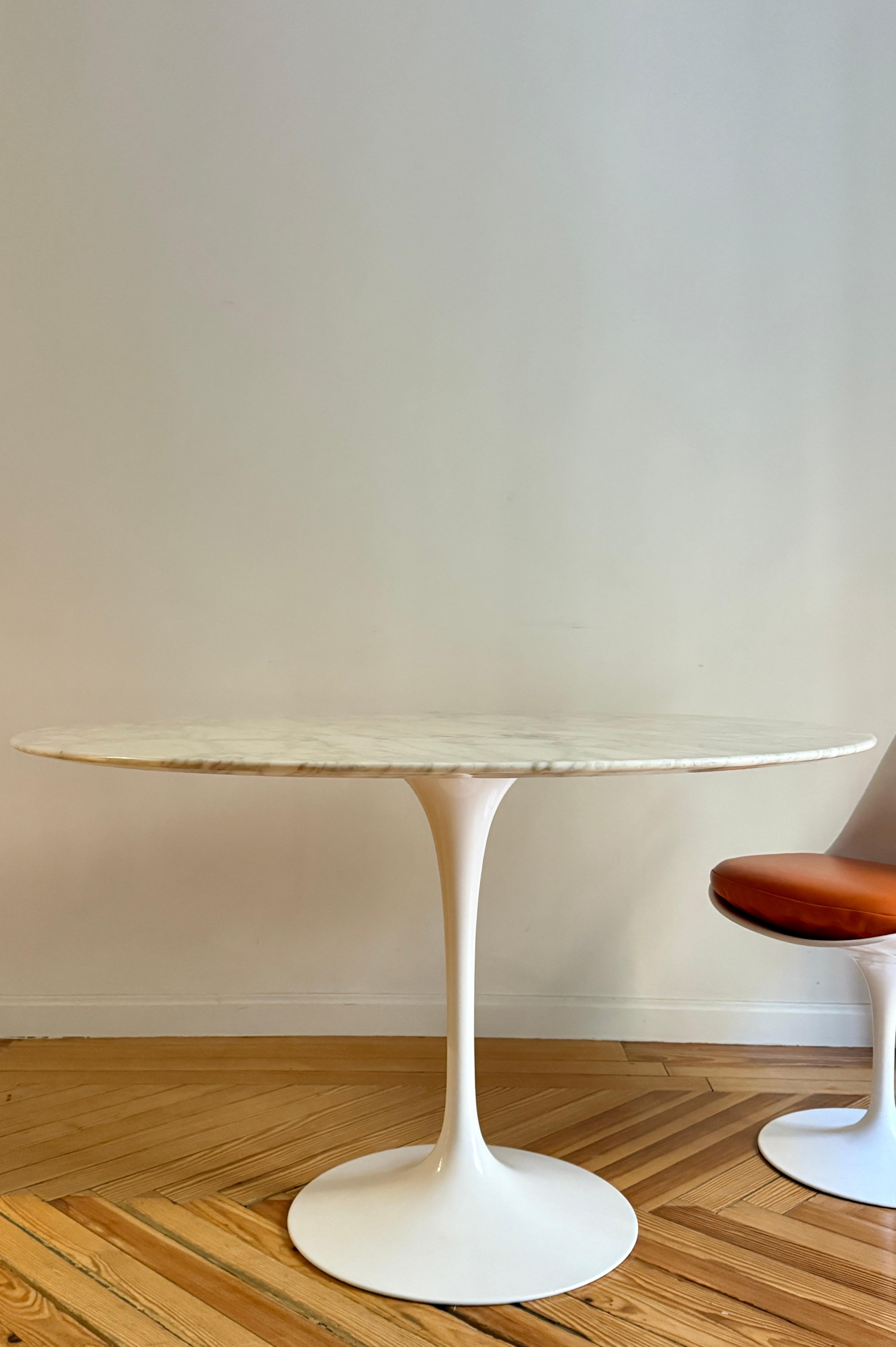 Tulip table by designer Eero Saarinen produced by Knoll. The base is in powder-coated cast aluminium and the top in polished Calacatta marble. 1950s.

Length: 120cm
Width: 120cm
Height: 72cm

Eero Saarinen (1910-1961) was a Finnish-American
