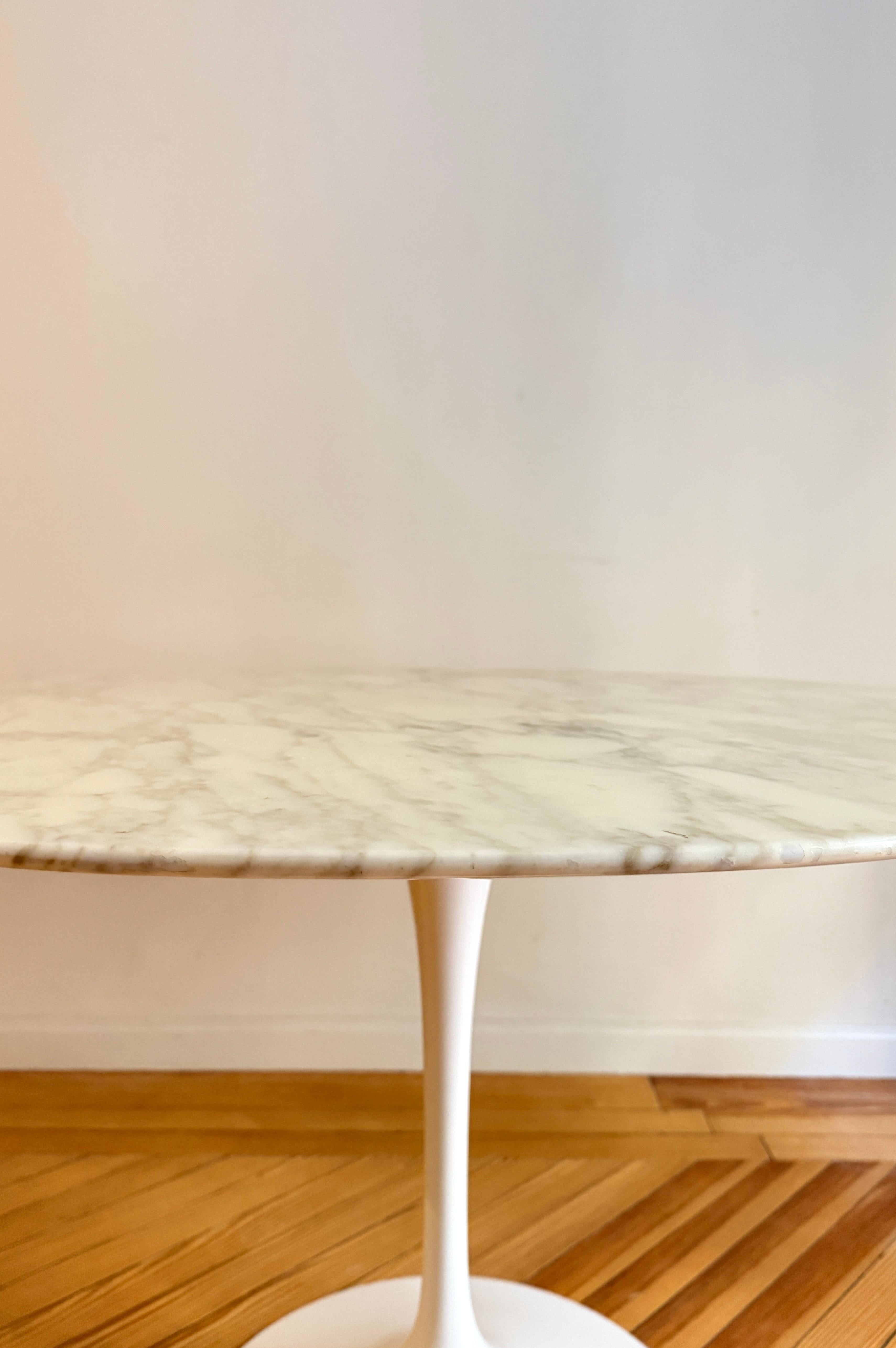 Tulip Table by Eero Saarinen with Calacatta Marble In Good Condition For Sale In MADRID, ES