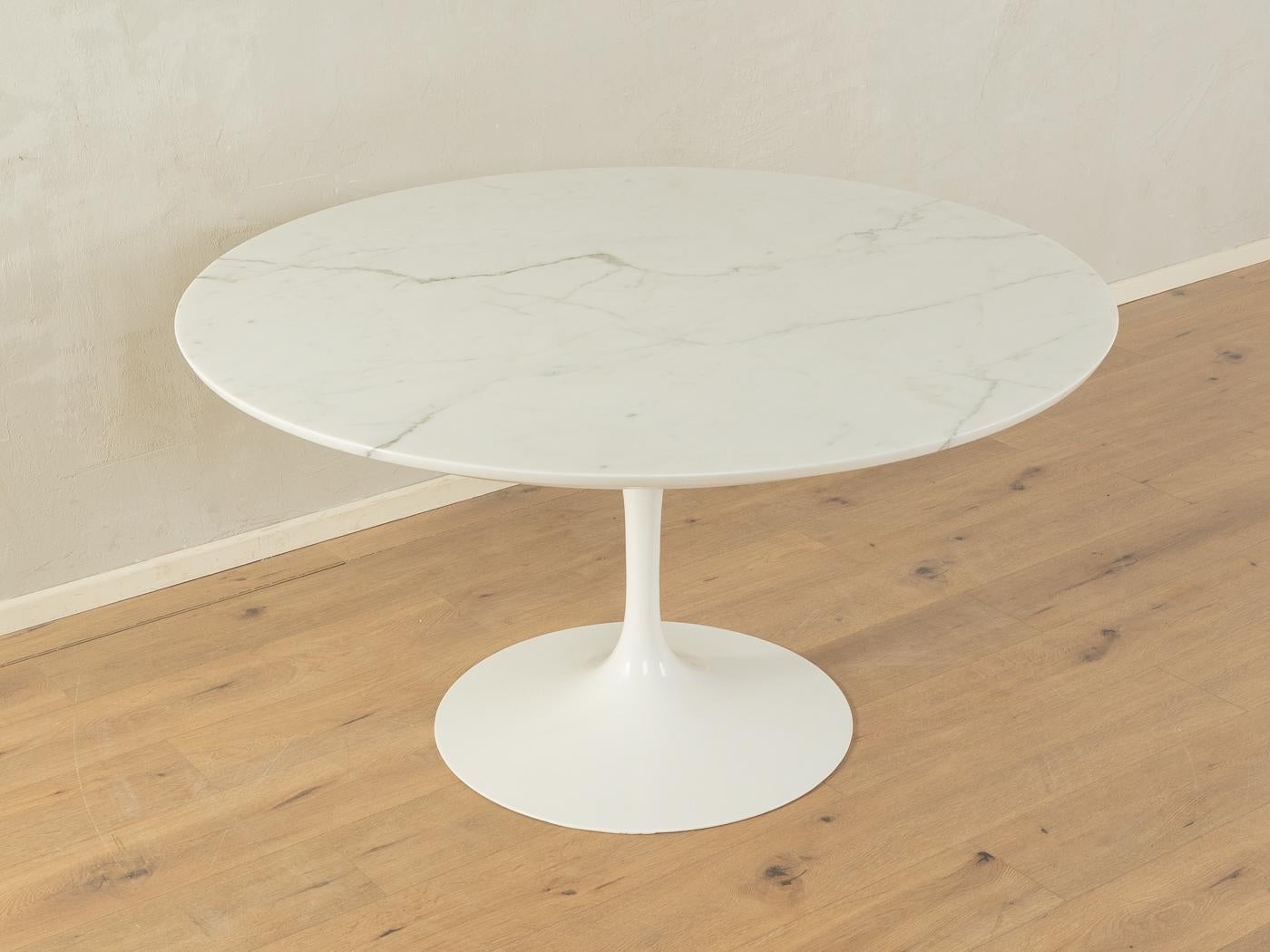 Original Tulip table from the Tulip collection by Knoll International, designed in 1957 by Eero Saarinen. The table could initially be pulled out and was given a table top made of Carrara marble. The base with the characteristic tulip shape that