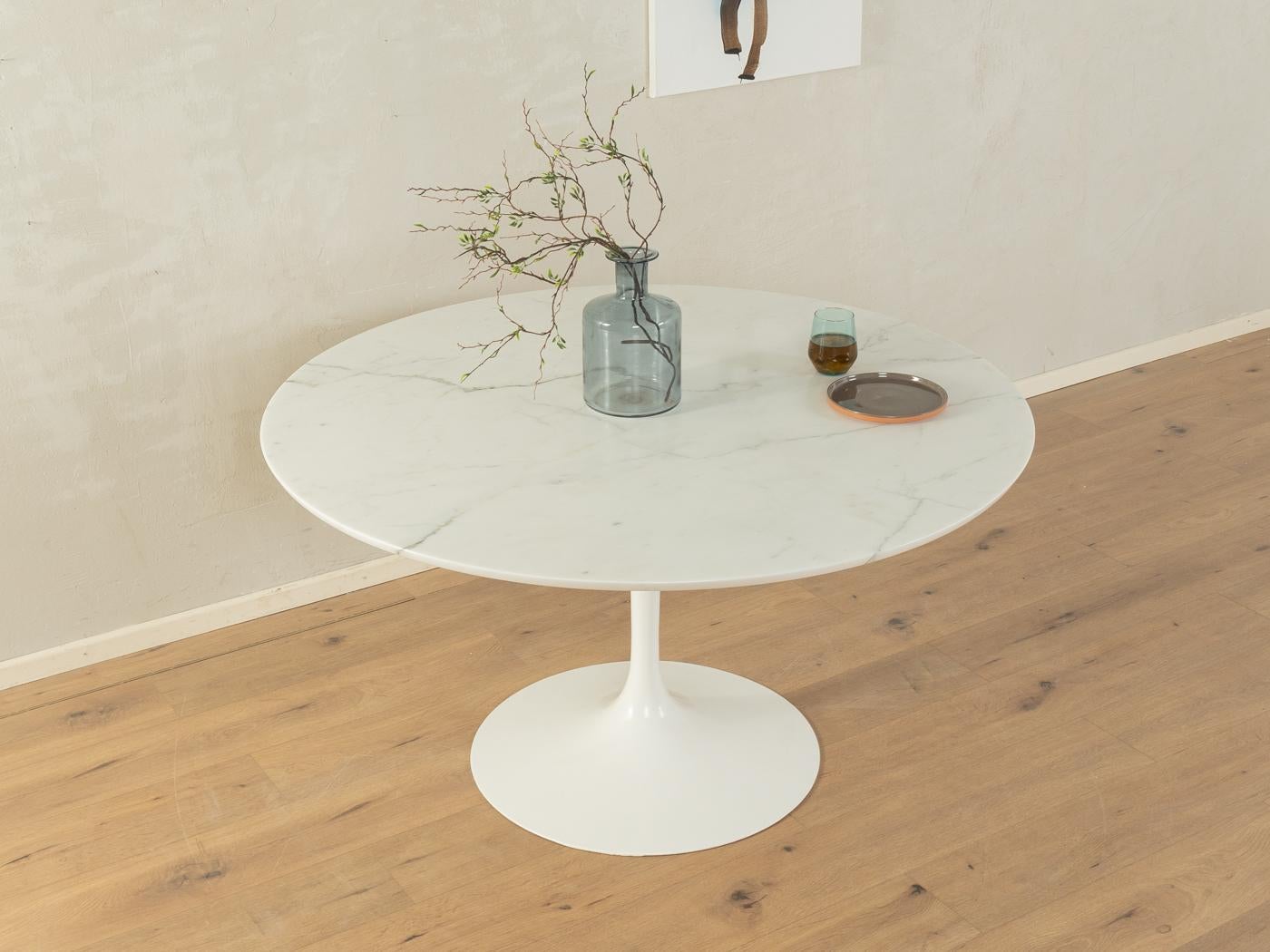 Mid-Century Modern Tulip table, Eero Saarinen, Ø 133 cm For Sale