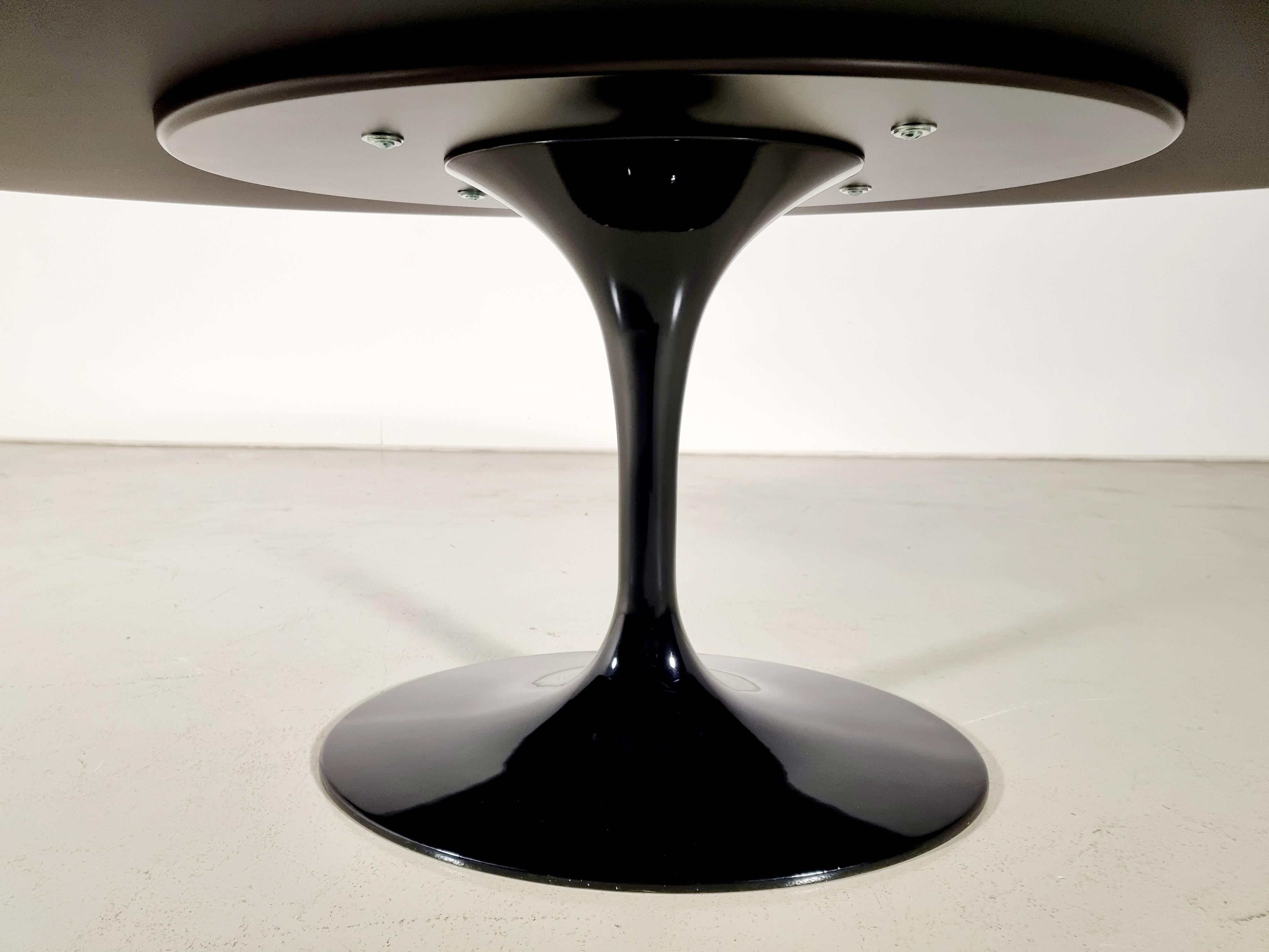 Tulip Table in black laminate by Eero Saarinen for Knoll International In Good Condition In amstelveen, NL