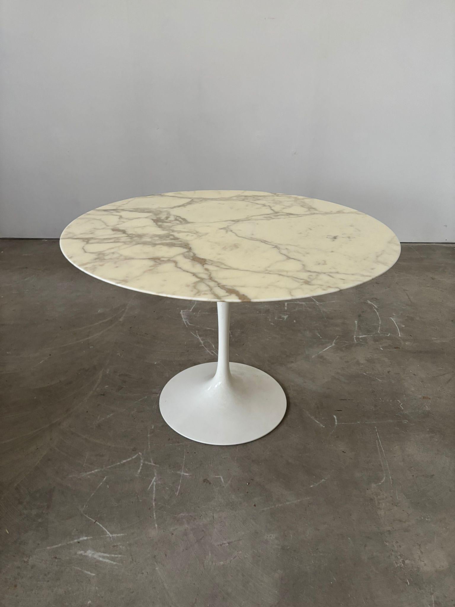 Mid-Century Modern Tulip table white marble and base by Eero Saarinen , Knoll, 1960s en vente