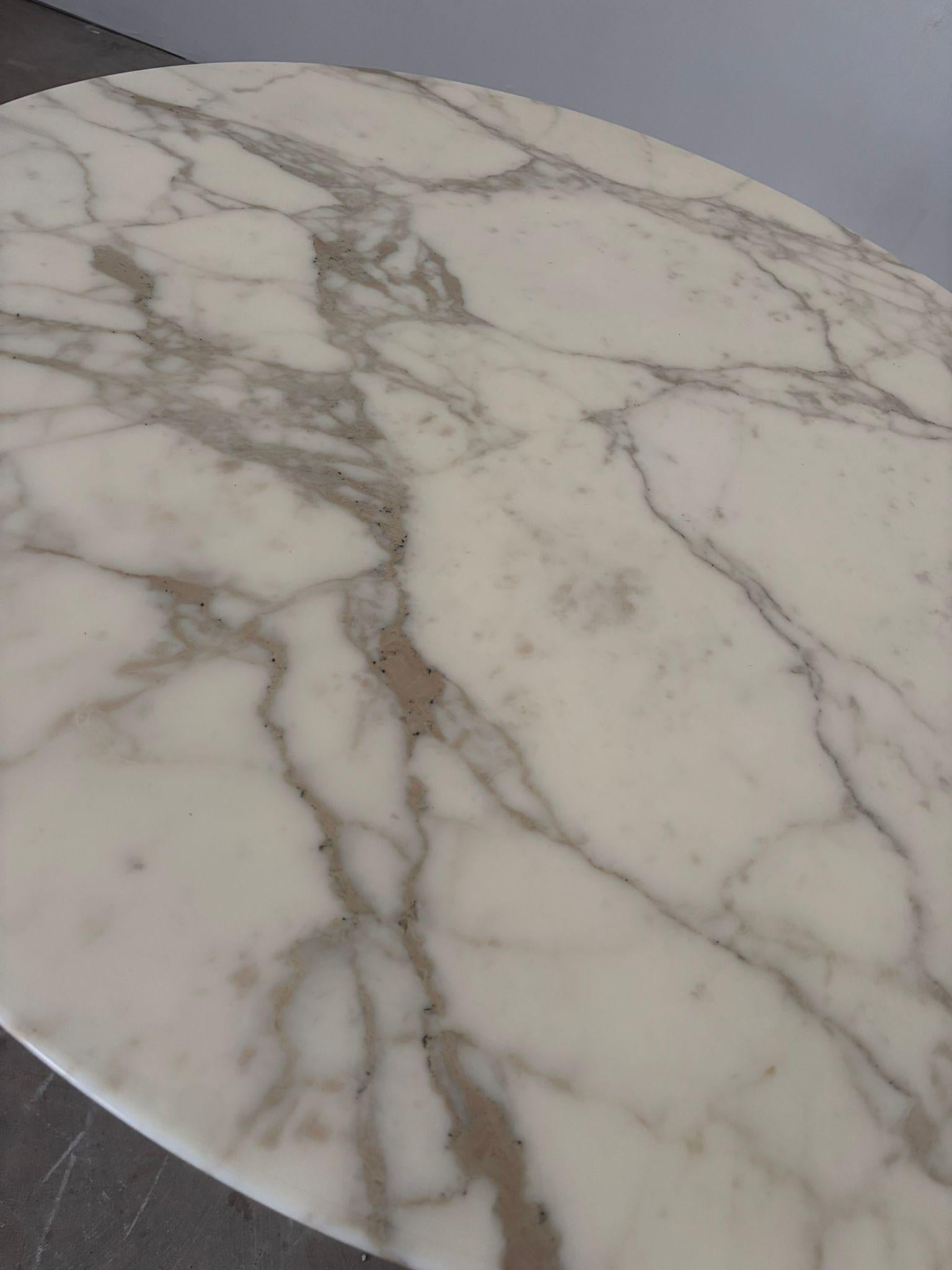 Tulip table white marble and base by Eero Saarinen , Knoll, 1960s Bon état - En vente à Milano, IT