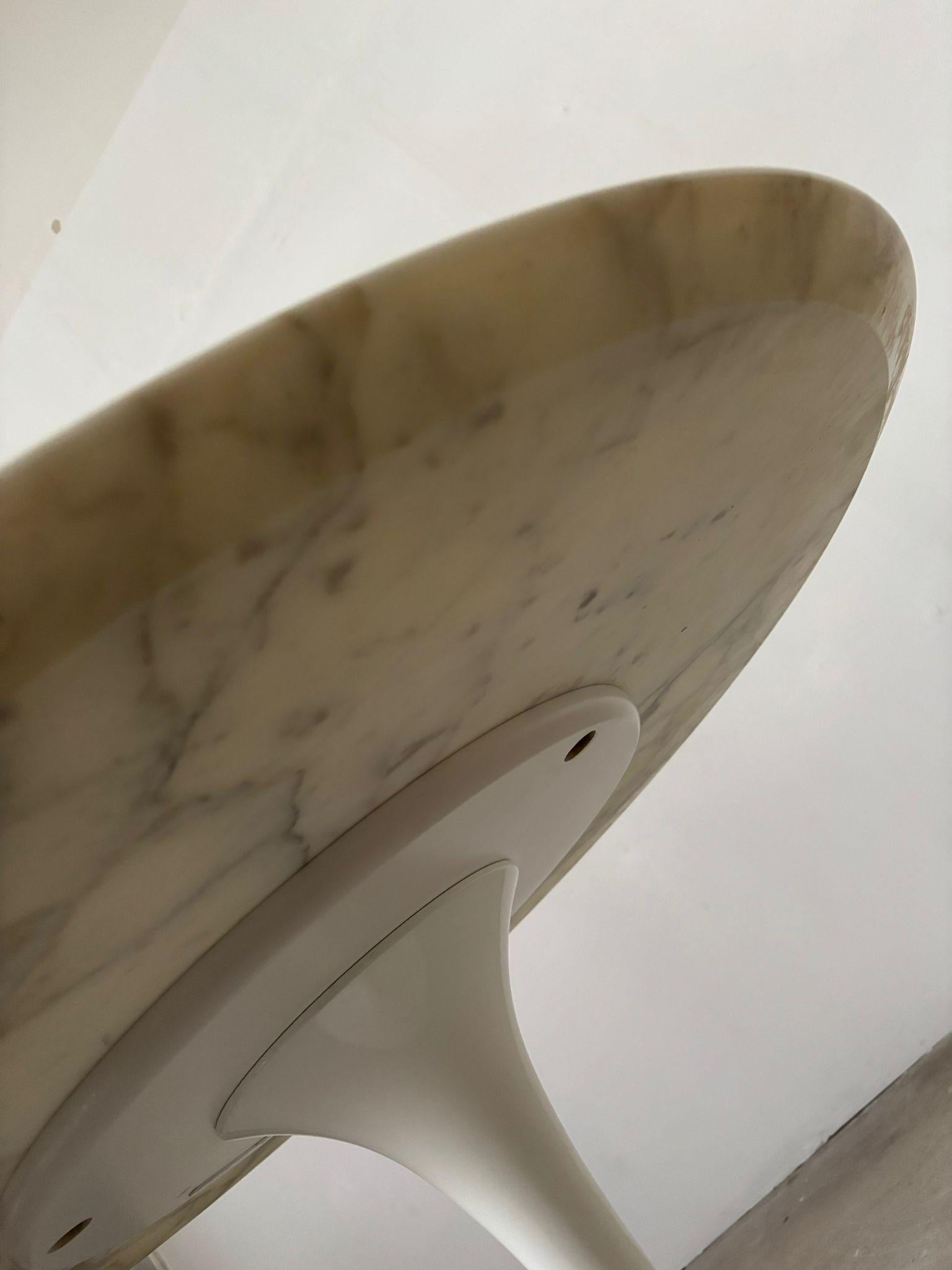 Milieu du XXe siècle Tulip table white marble and base by Eero Saarinen , Knoll, 1960s en vente
