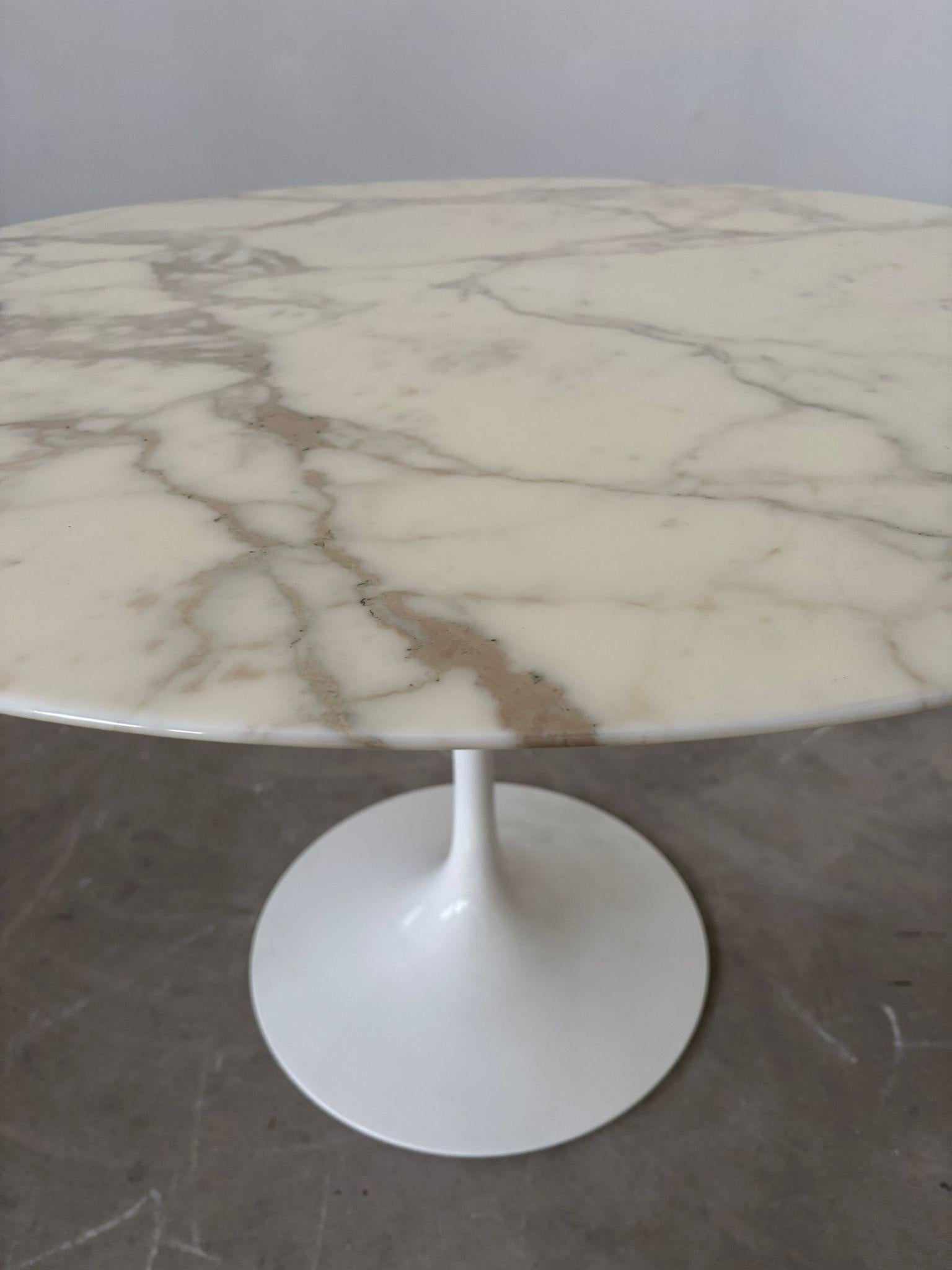 Métal Tulip table white marble and base by Eero Saarinen , Knoll, 1960s en vente