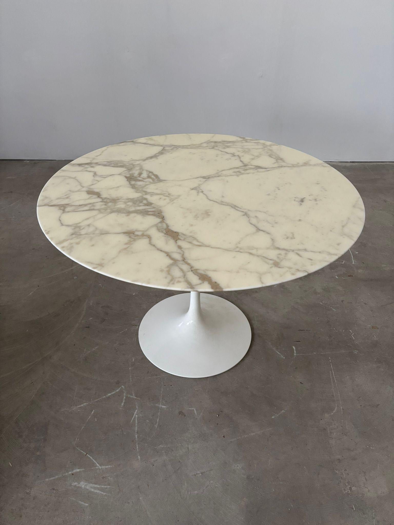 Tulip table white marble and base by Eero Saarinen , Knoll, 1960s en vente 1