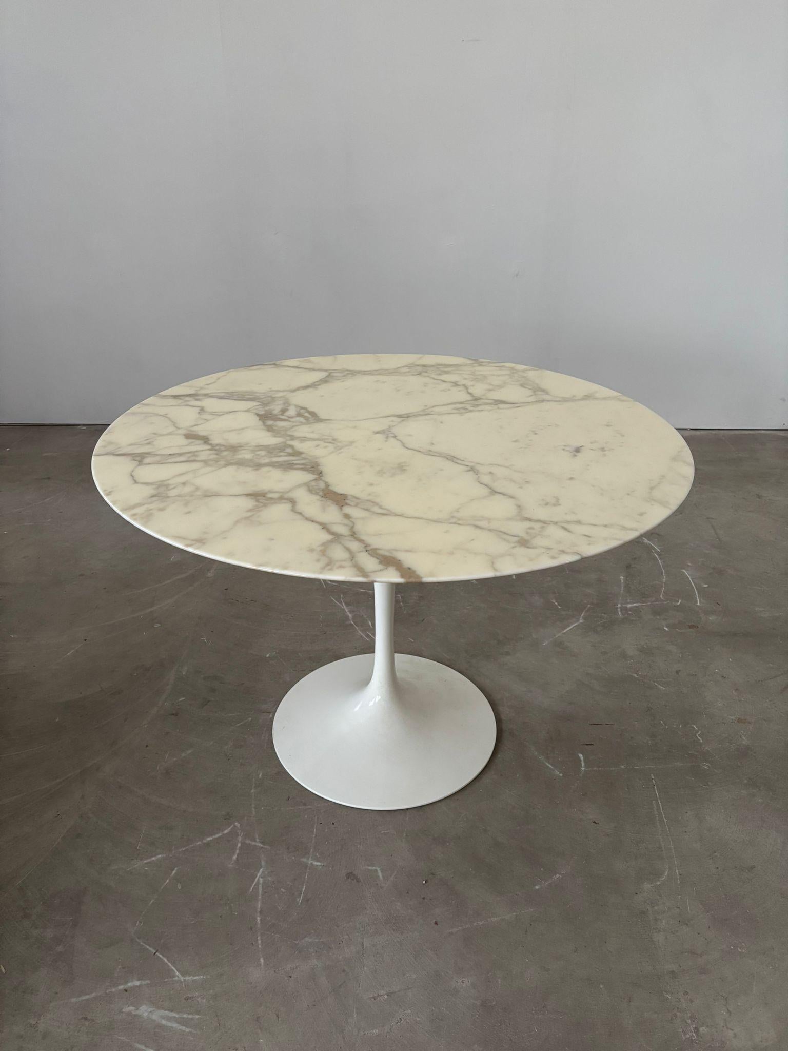 Tulip table white marble and base by Eero Saarinen , Knoll, 1960s en vente 3