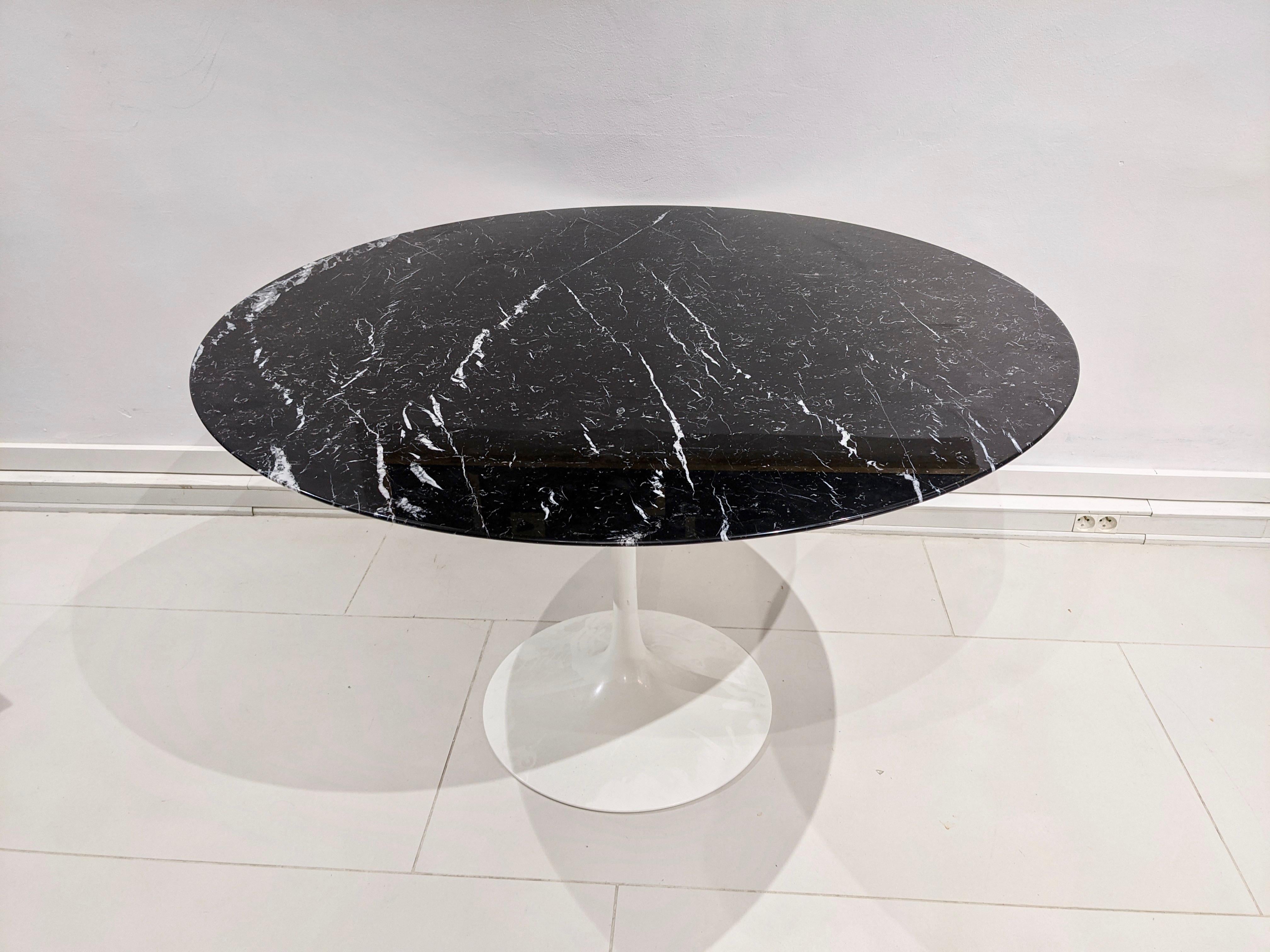 Tulip table with white base and black marble by Saarinen edition Knoll International. Year 1990. Very good condition. The white base is in aluminium.