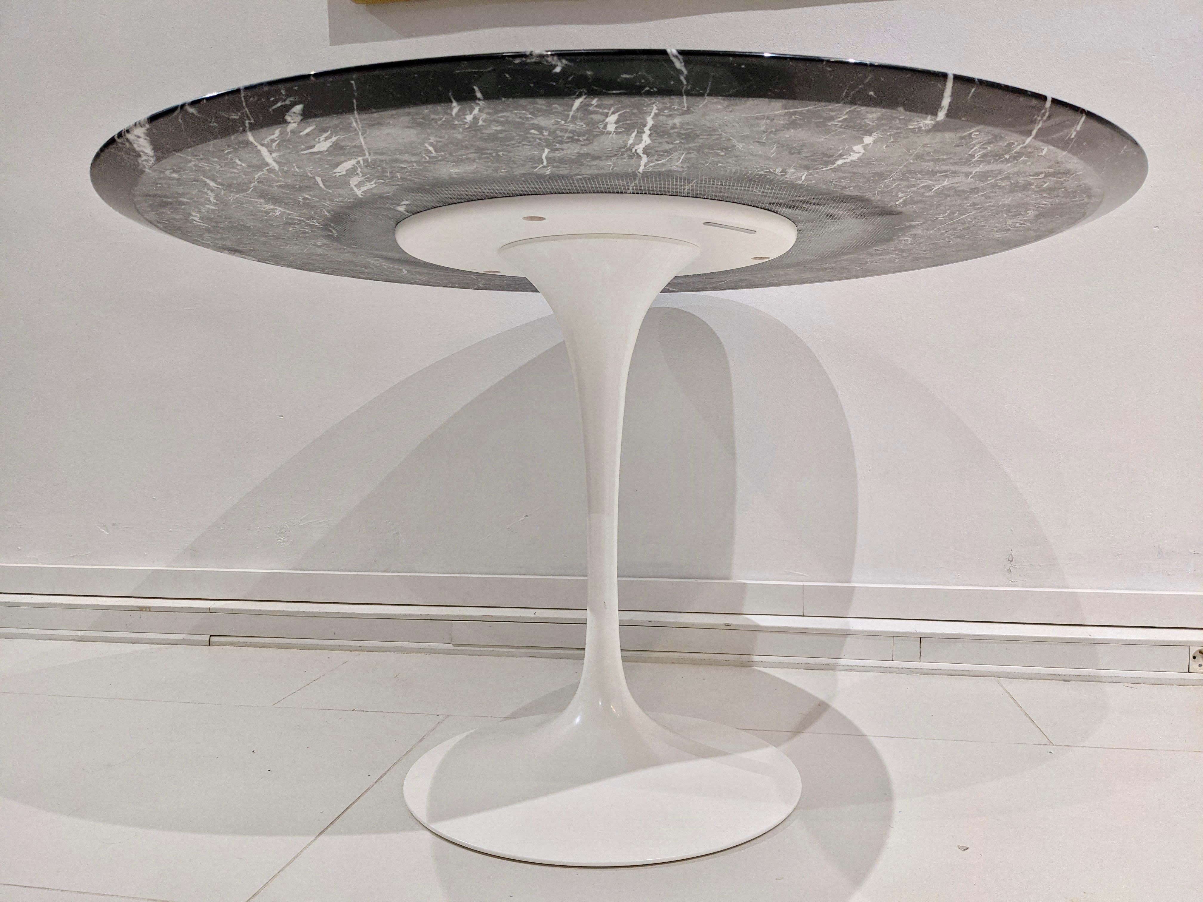 Tulip Table with White Base and Black Marble by Saarinen Edition Knoll 2