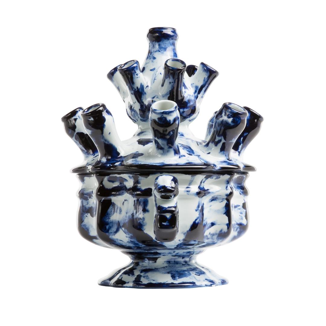 Tulip vase Big is available as an exclusive Personal Edition, Marcel's label carrying works of a more personal and experimental nature. The pieces of the Delft Blue series are unlimited unique by Marcel's one minute delft blue hand-painting. 

With