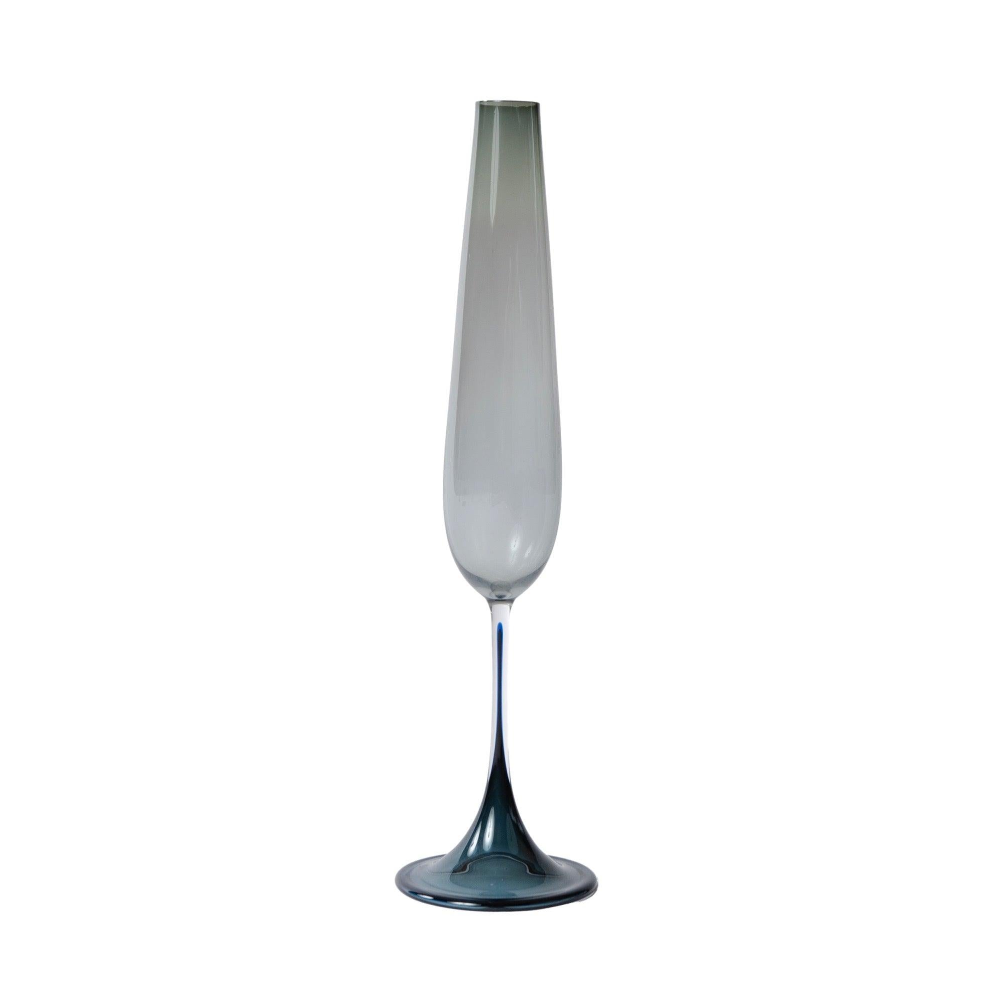 Nils Landberg disegnò e Orrefors Glasbruk produsse dal 1957 al 1981 questa elegante forma, una serie di bicchieri noti come 
