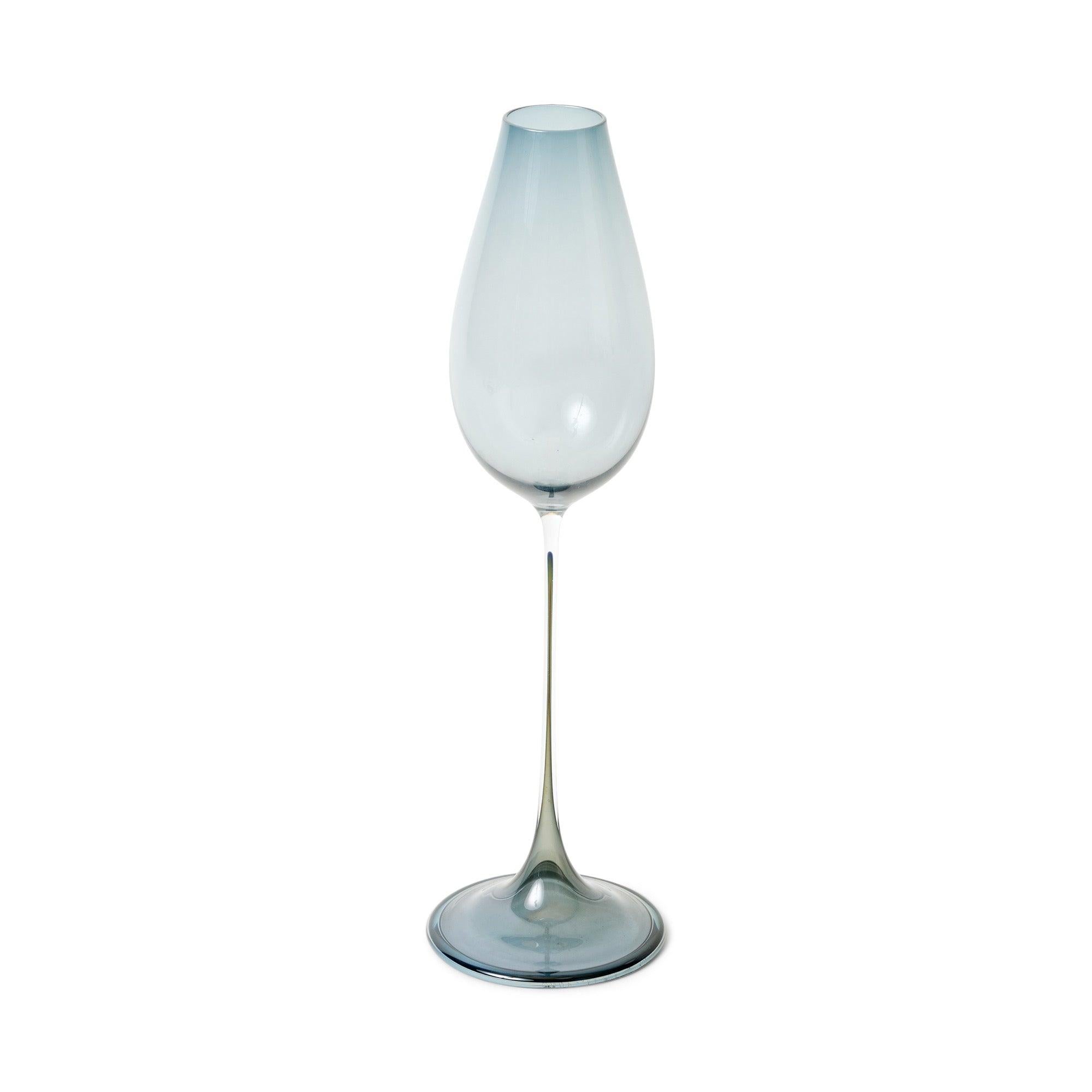 Nils Landberg disegnò e Orrefors Glasbruk produsse dal 1957 al 1981 questa elegante forma, una serie di bicchieri noti come 
