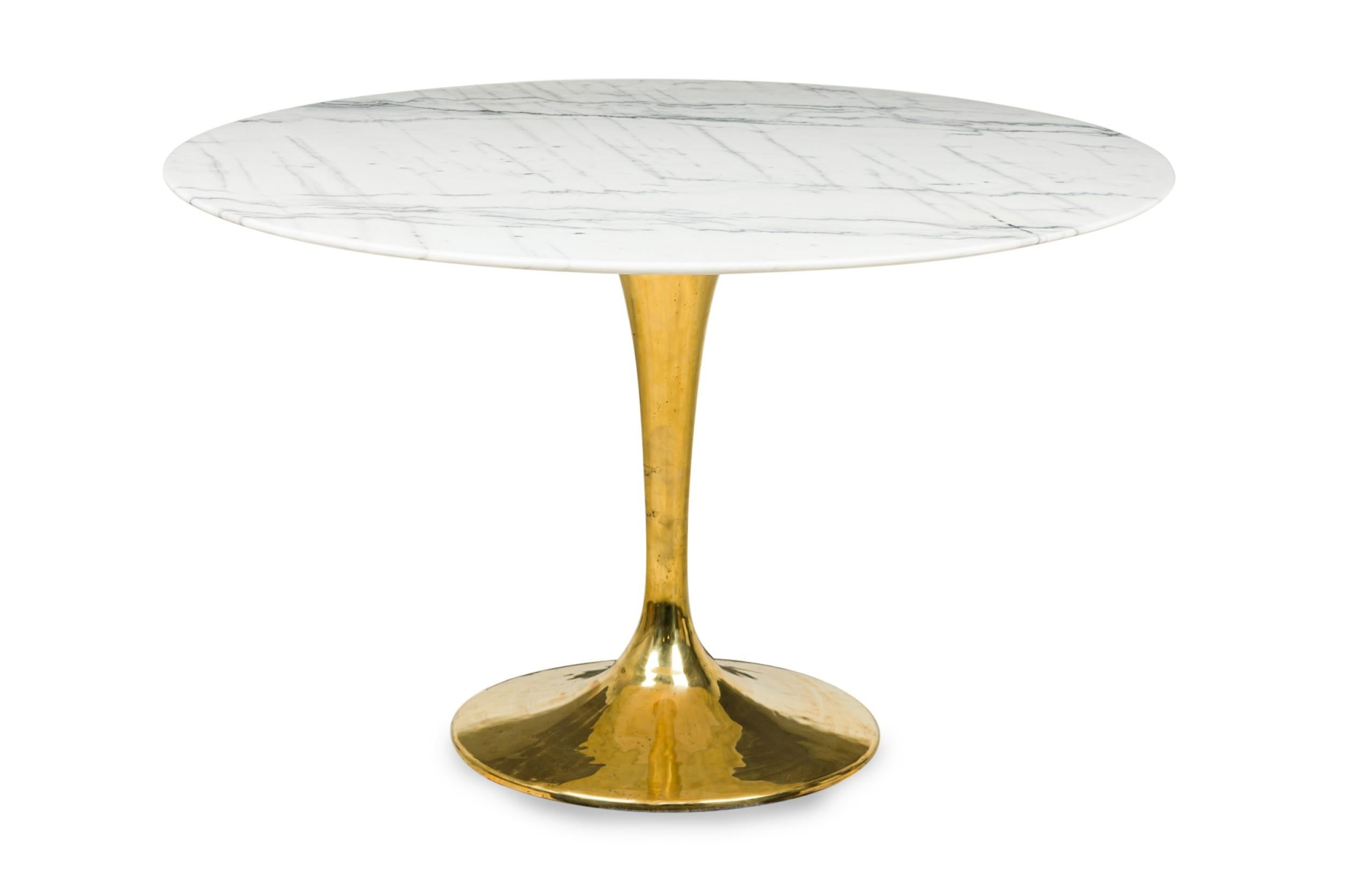 Mid-Century Modern Table de salle à manger Tulipe spectaculaire en bronze poli et marbre blanc en vente