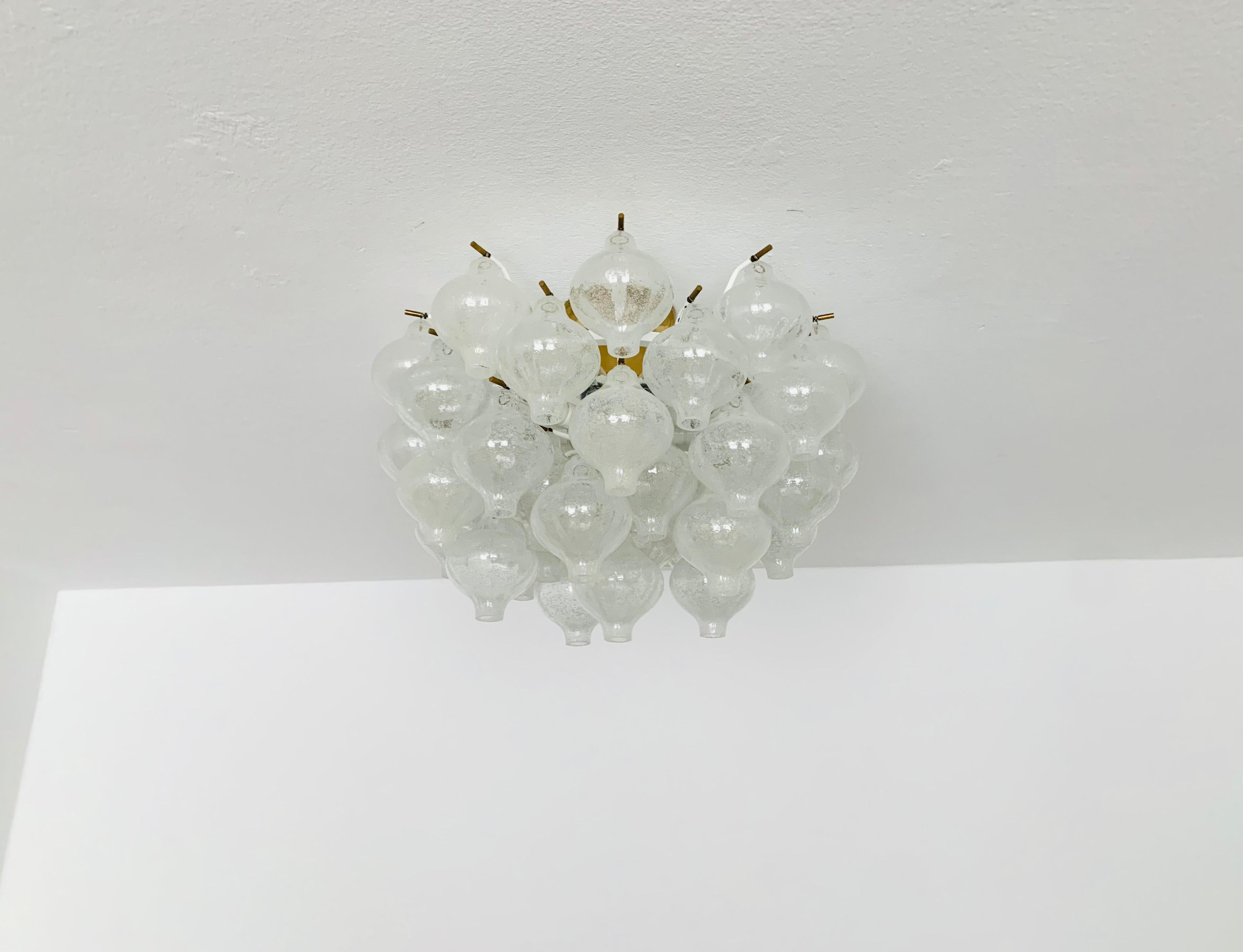 Wonderful Tulipan chandelier from the 1960s.
The 41 beautifully shaped Murano glass elements create an impressive, sparkling play of light.
Exceptionally high-quality workmanship.
Very noble and luxurious appearance and a real eye-catcher for