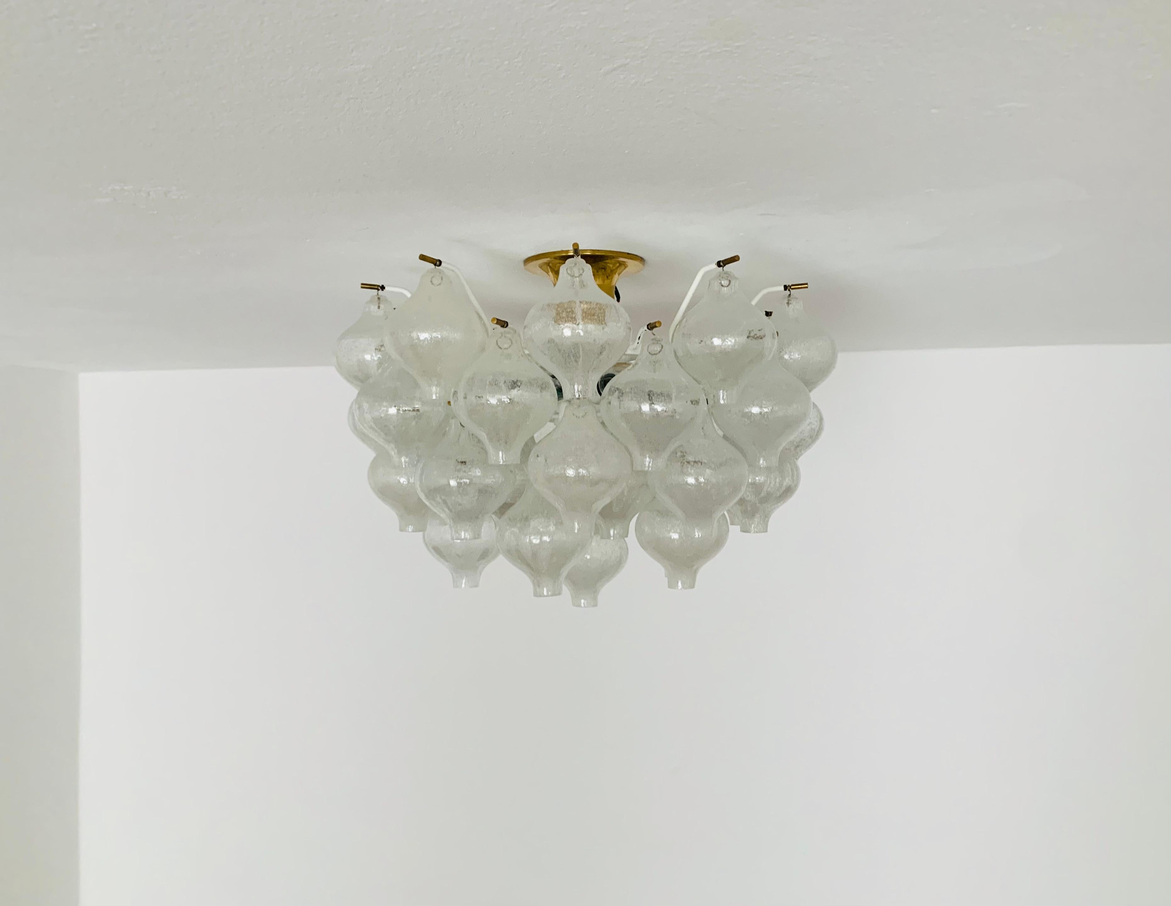 Wonderful Tulipan chandelier from the 1960s.
The 41 beautifully shaped Murano glass elements create an impressive, sparkling play of light.
Exceptionally high-quality workmanship.
Very noble and luxurious appearance and a real eye-catcher for every
