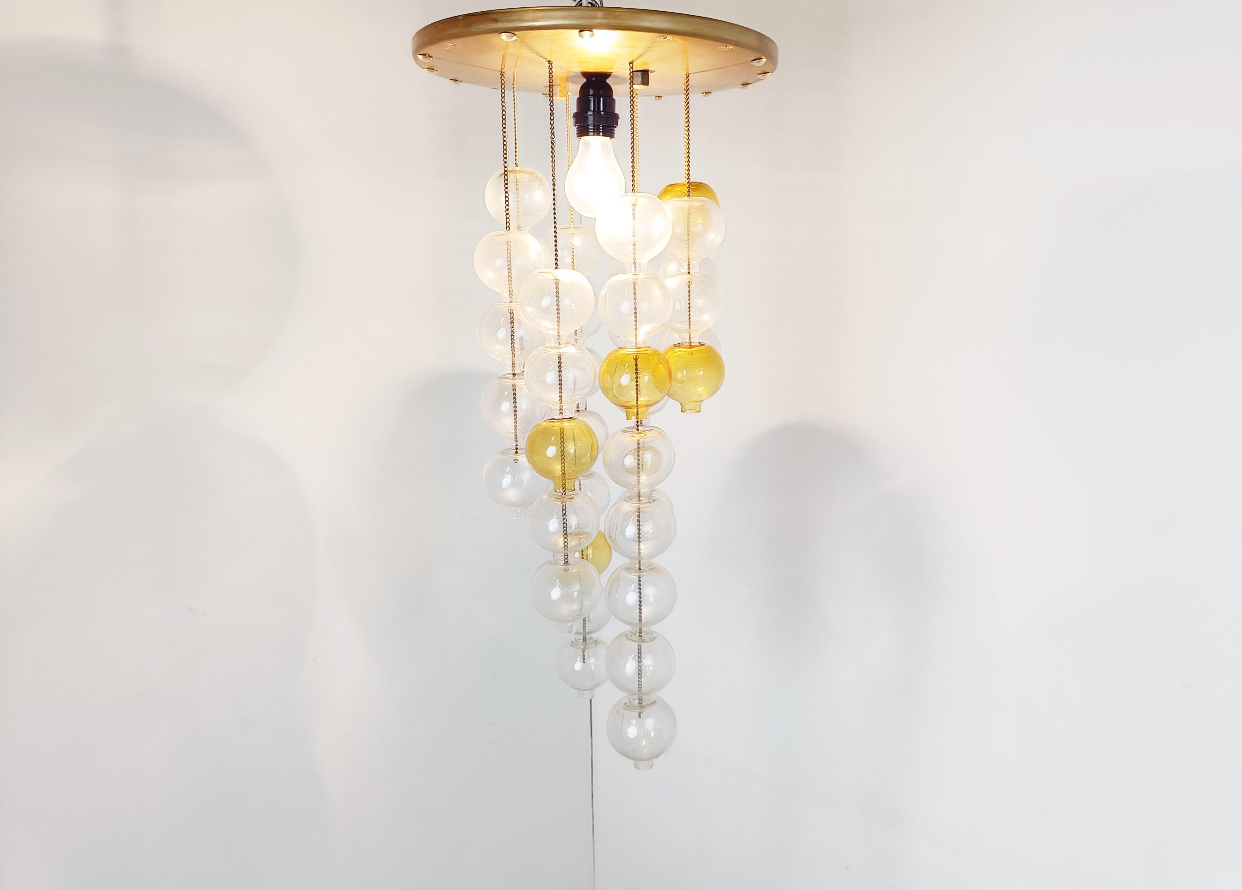 Fantastic ceiling light model by JT Kalmar with clear and oker colored tulipan glasses.

This chandelier emits a wonderful light. 

Works with a regular E27 light bulb.

Good condition, tested and ready to be used.

1960s -