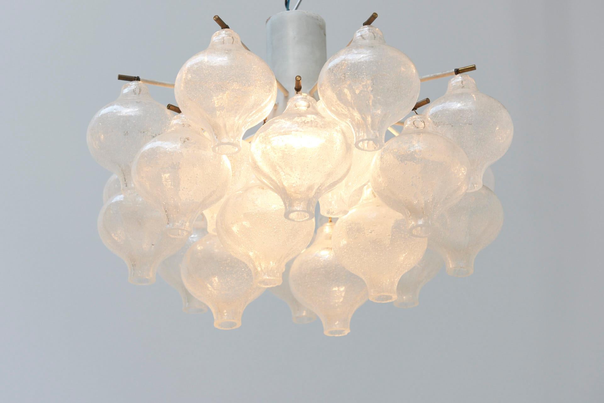 ‘Tulipan’ ceiling lamp, designed by J.T. Kalmar in the 1960s. Manufactured by Franken AG in Austria.
Tulip shaped chandelier consists out of 24 hand blown glass bulbs suspended on a white steel structure with brass screws.