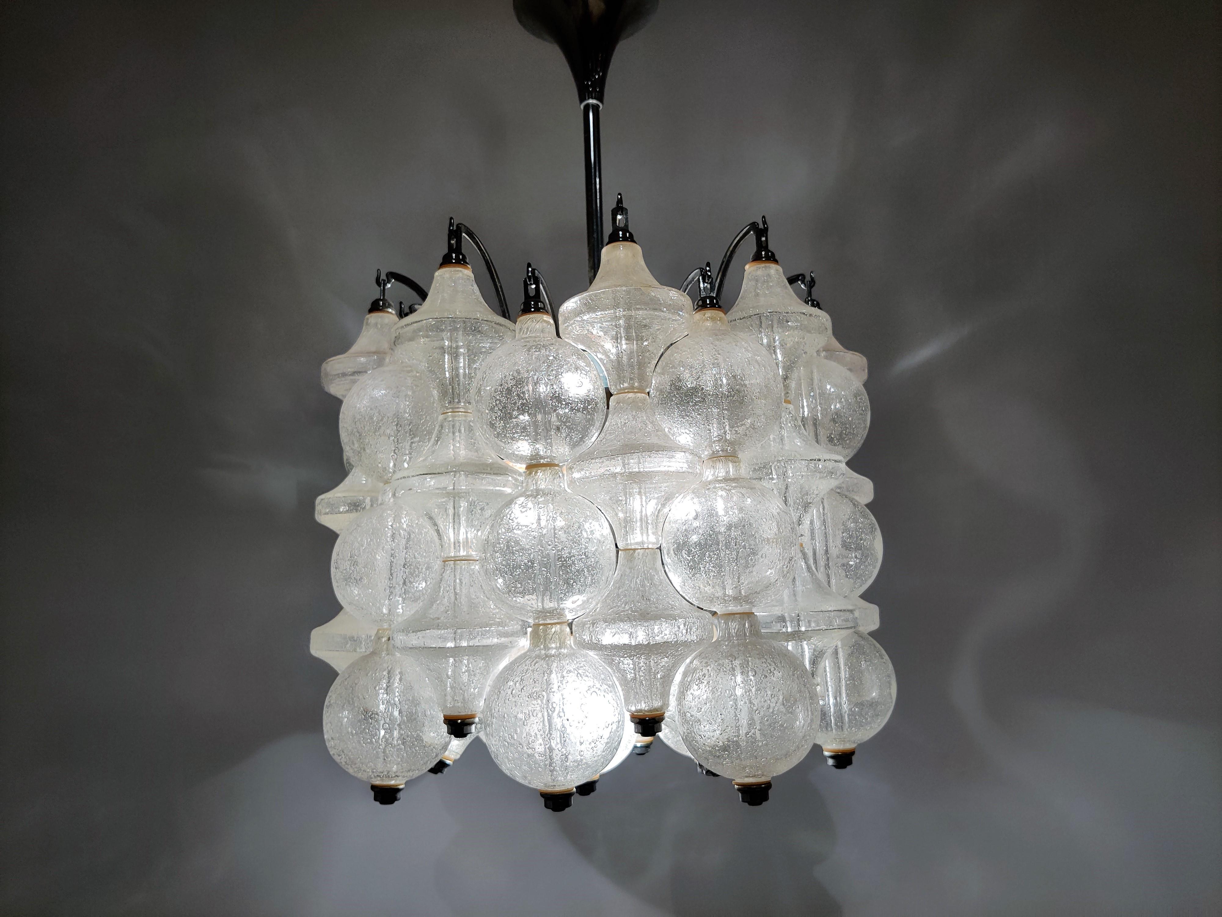 Fantastic chandelier model 'tulipan' by Kalmar.

Beautiful handmade tulip shaped bubble glasses.

This chandelier doesnt only look spectacular but also emits a wonderful light. 

The name is derived from the tulip shaped glasses.

Comes with