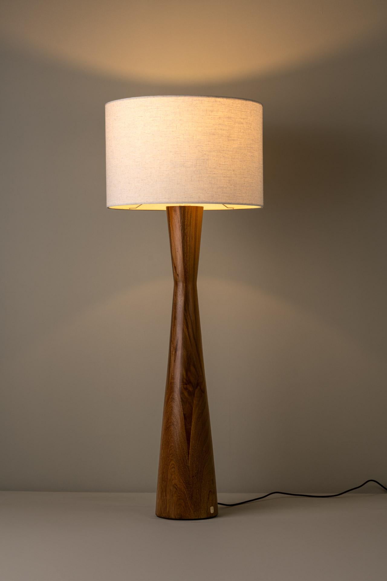 Postmoderne Lampadaire Tulipán en bois artisanal avec abat-jour en lin par Isabel Moncada en vente