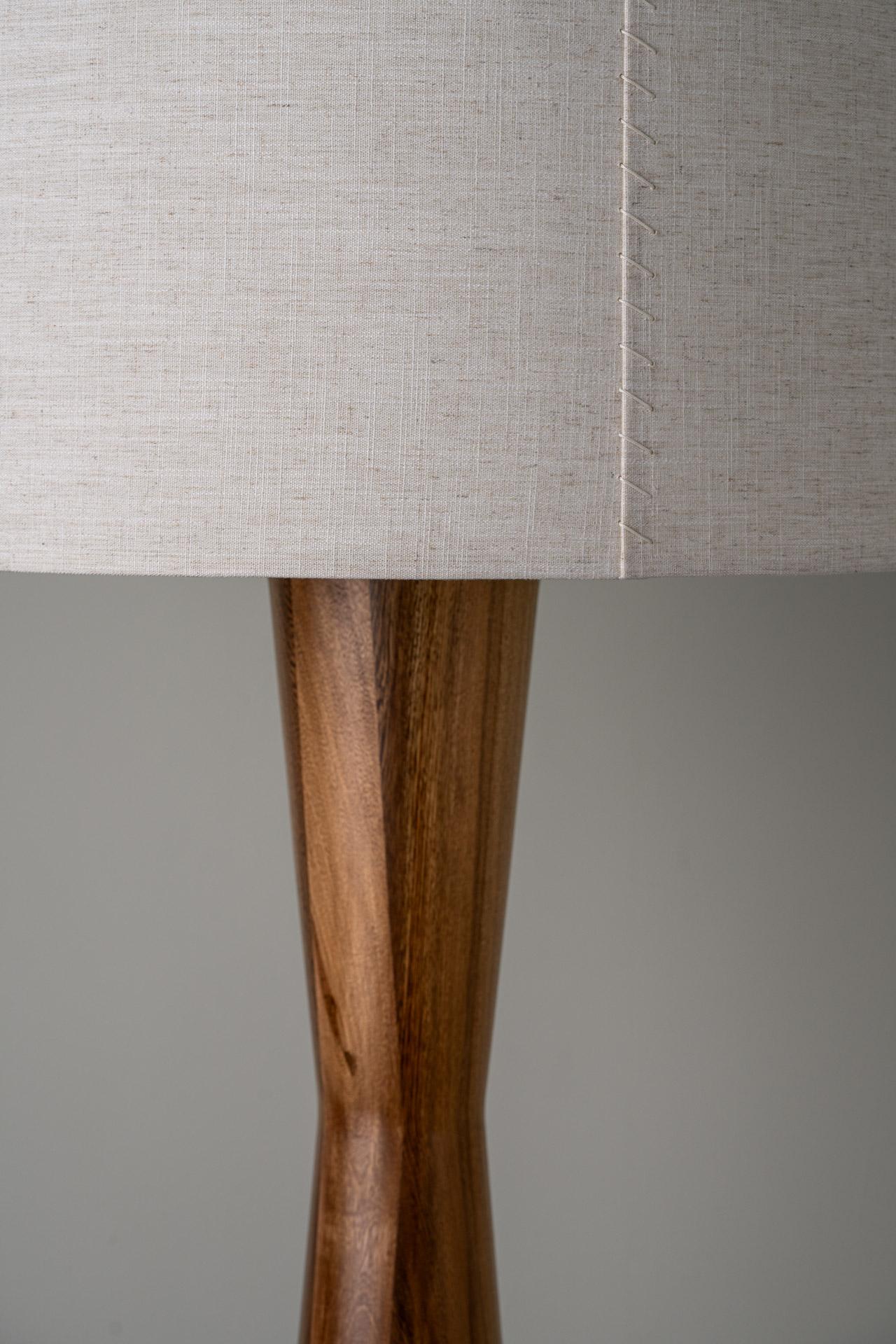 Mexicain Lampadaire Tulipán en bois artisanal avec abat-jour en lin par Isabel Moncada en vente
