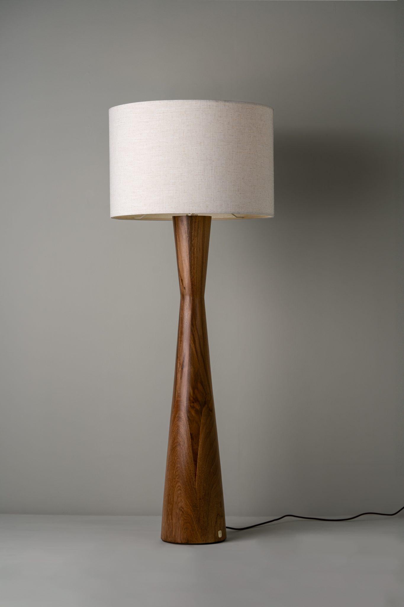 Autre Lampadaire Tulipán en bois artisanal avec abat-jour en lin par Isabel Moncada en vente