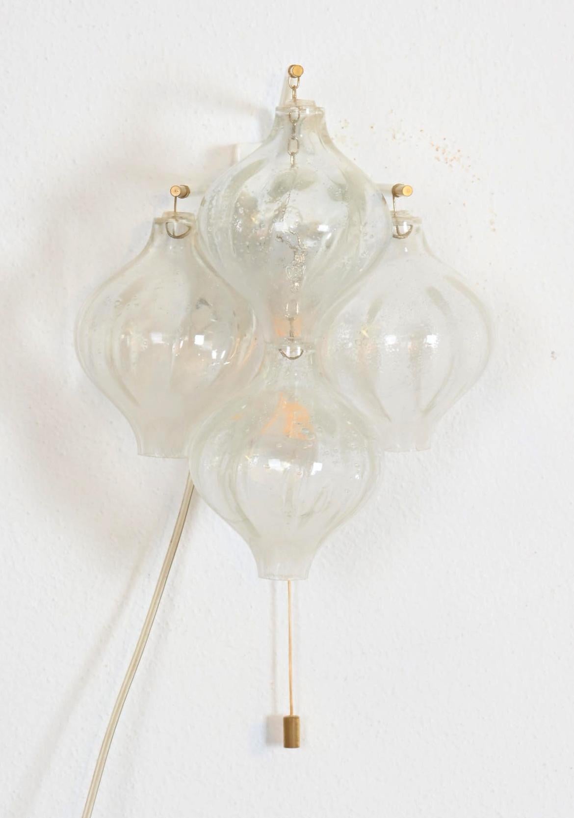 Seltene Kalmar Tulipan-Leuchten aus den 1950er Jahren, Messingrahmen mit vier tulpenförmigen Gläsern, mit einer E14-Fassung.
Voll funktionsfähig.
Preis pro Satz von zwei
