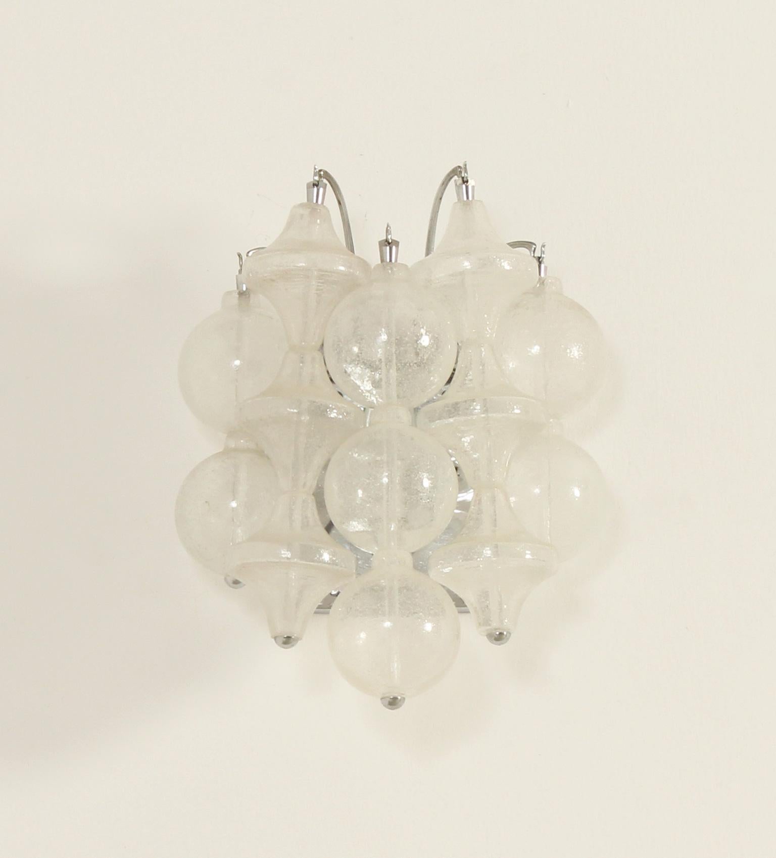 Tulpenglas-Leuchter von J. T. Kalmar, Österreich, 1960er Jahre. Stücke aus mundgeblasenem Glas mit verschiedenen Formen, eine E14-Glühbirne. 
