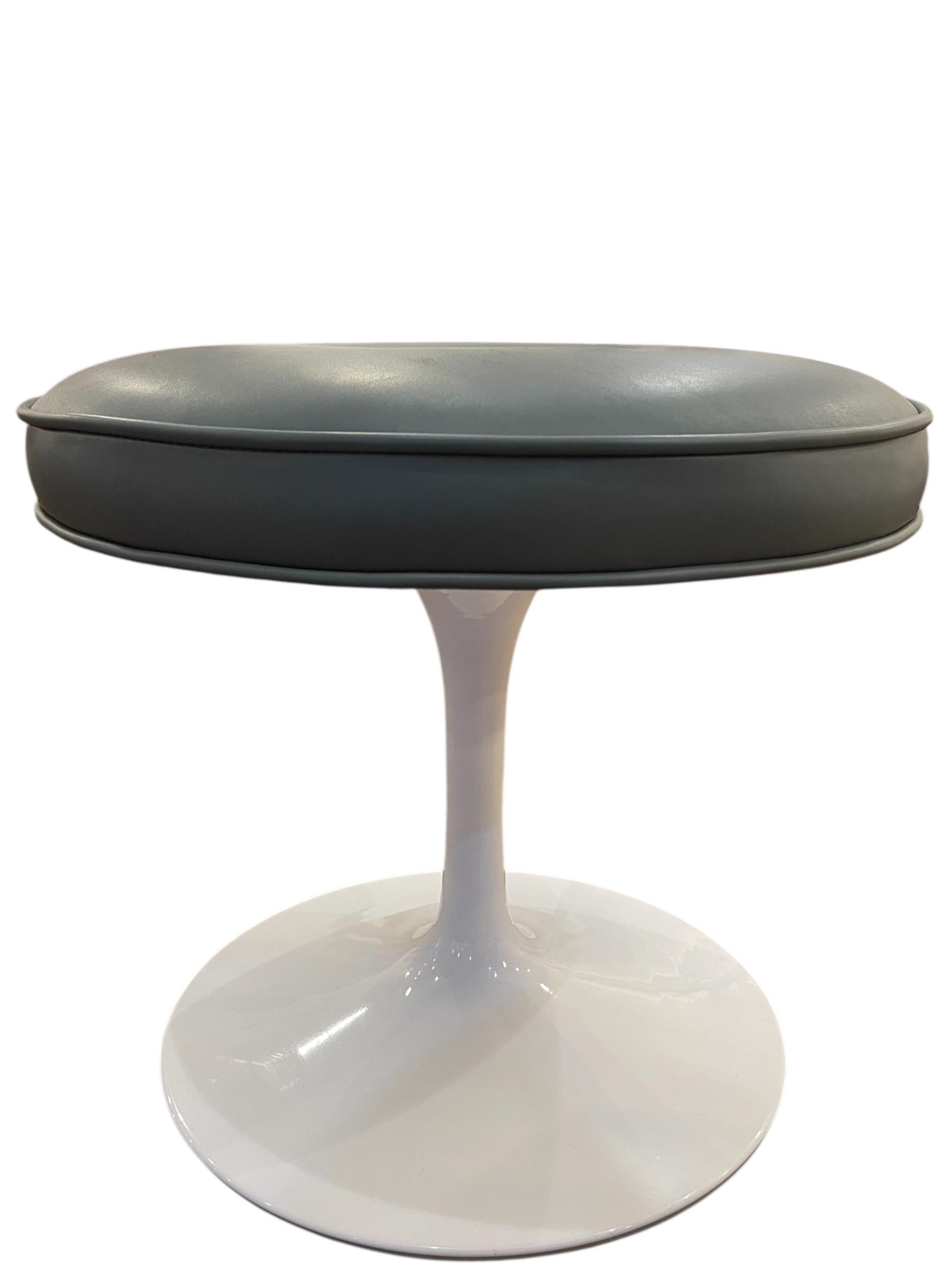 Otomana de piel Tulipan en piel Gunmetal Estadounidense en venta