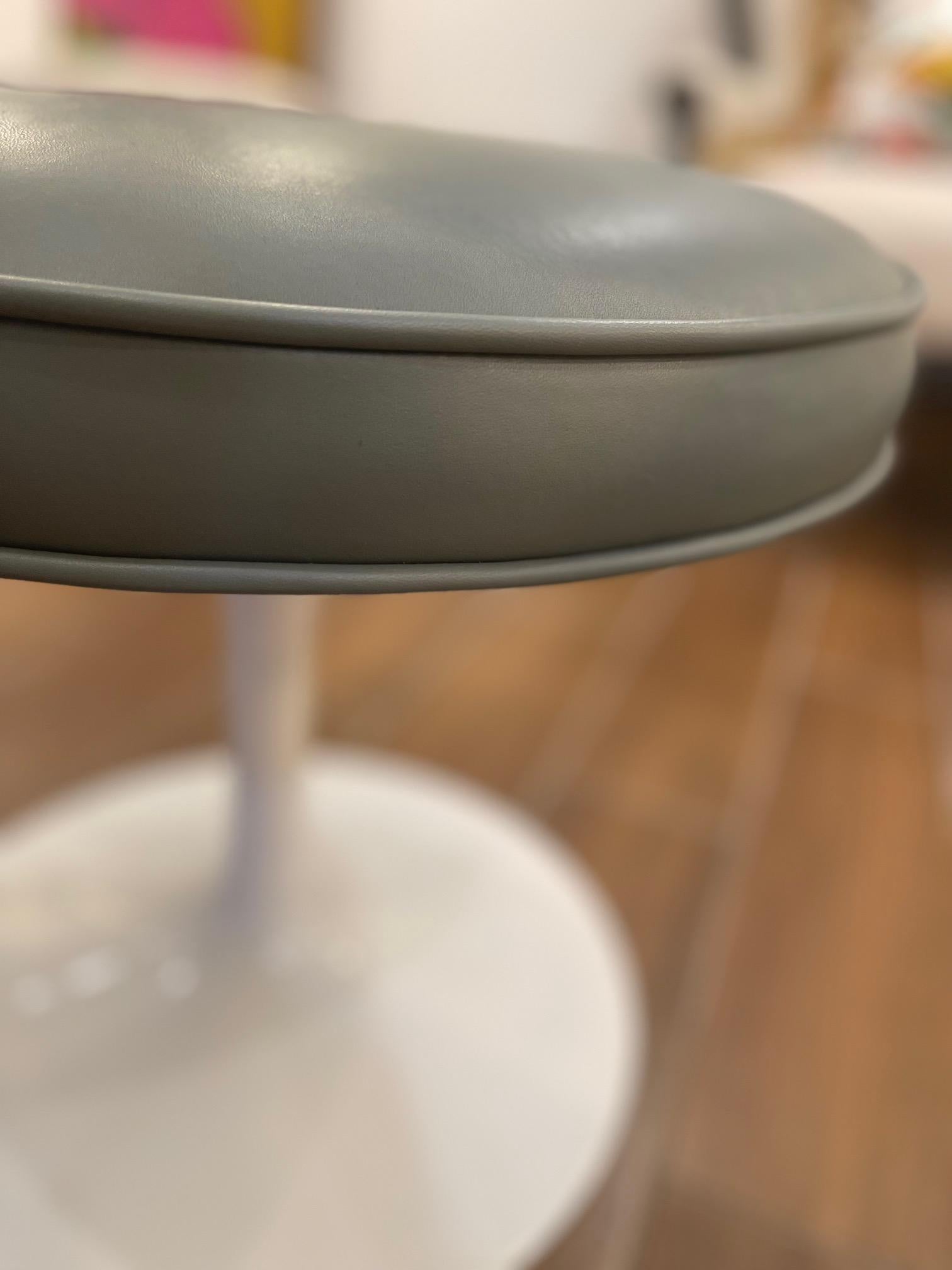 Otomana de piel Tulipan en piel Gunmetal Siglo XXI y contemporáneo en venta