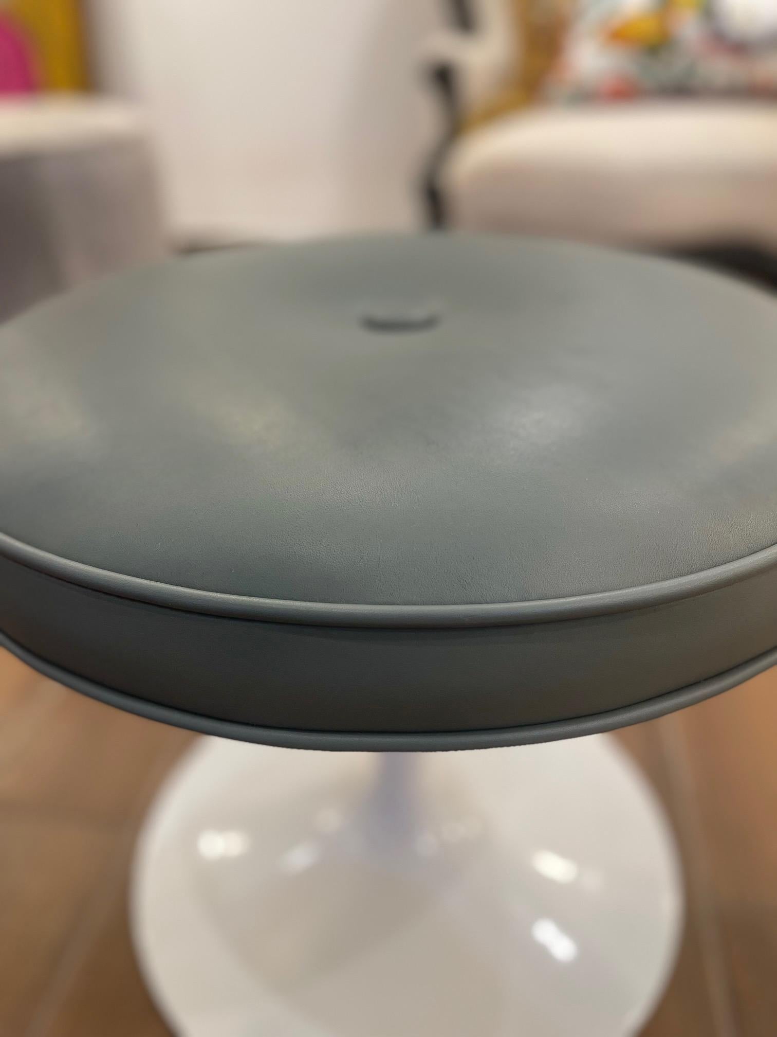 Otomana de piel Tulipan en piel Gunmetal Metal en venta