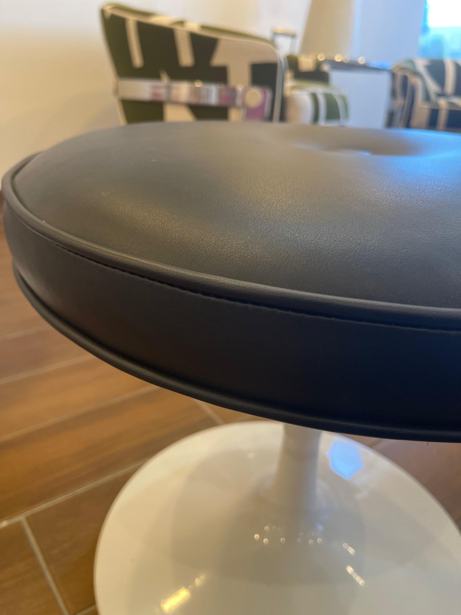 Otomana Tulipán de cuero negro Moderno en venta