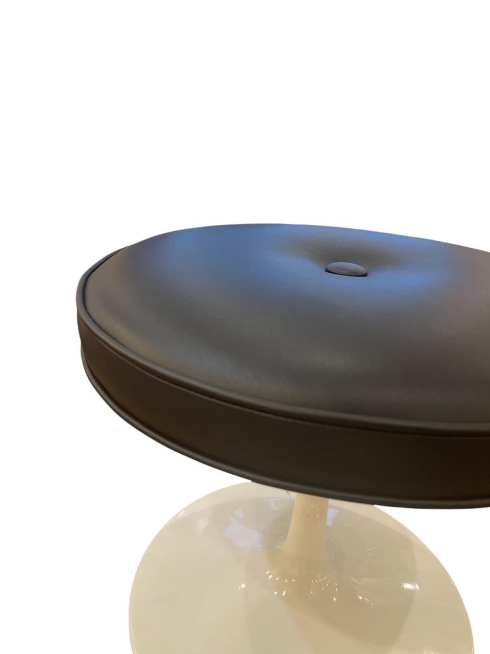 Otomana Tulipán de cuero negro en Nuevo estado para la venta en Saint Louis, US