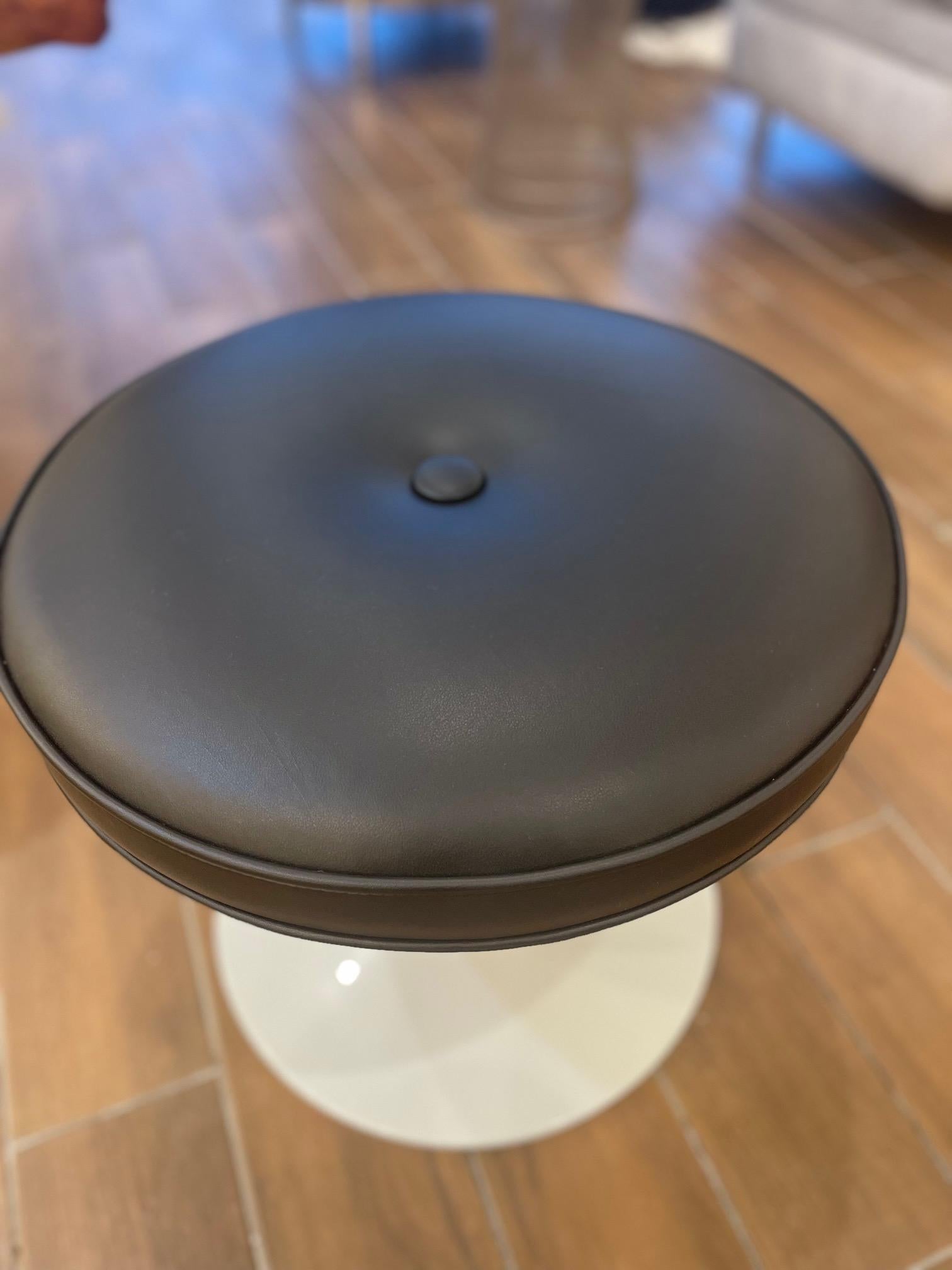 Otomana Tulipán de cuero negro Metal en venta