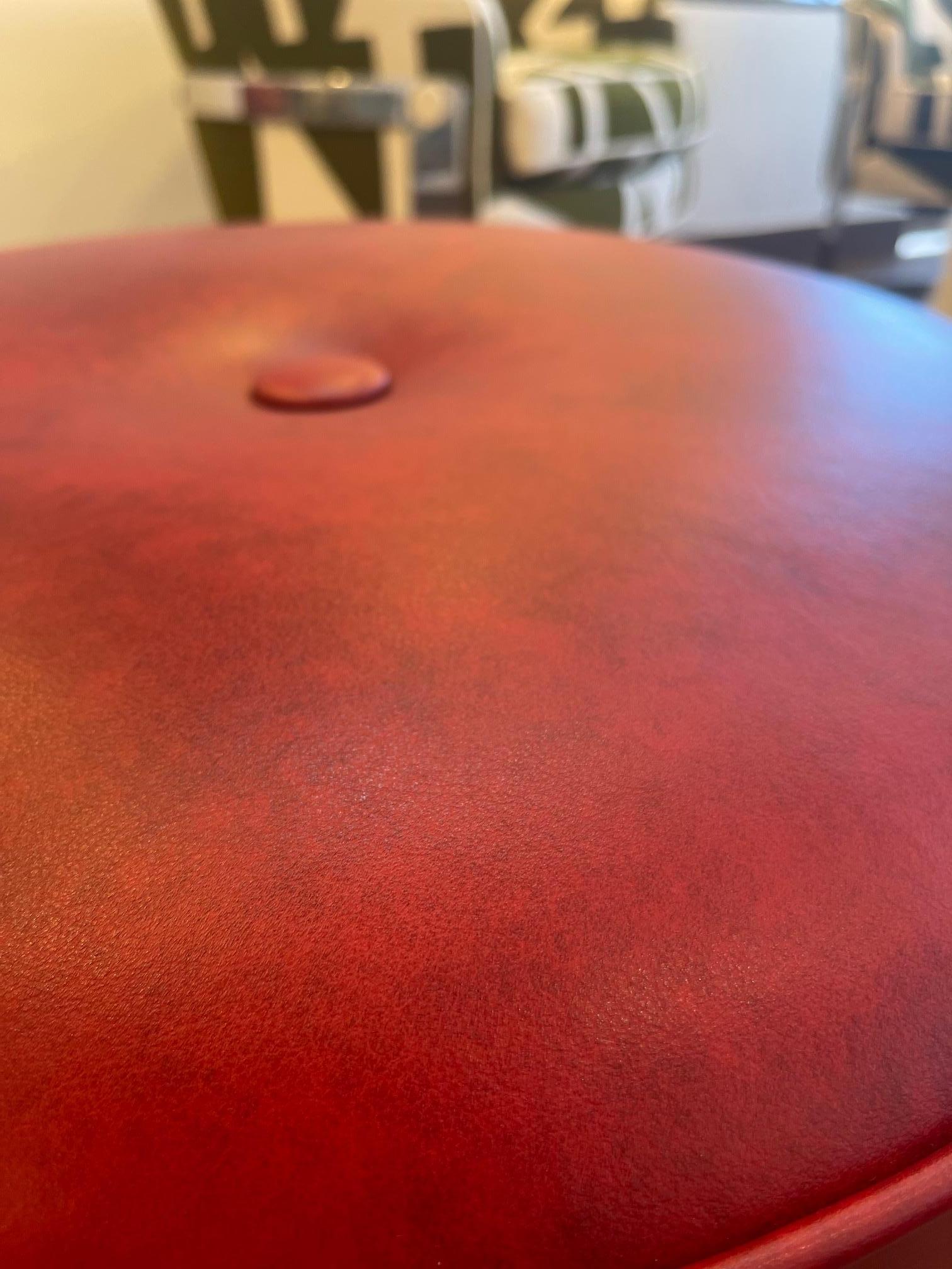 Puf otomano Tulipán en rojo brasa Moderno en venta