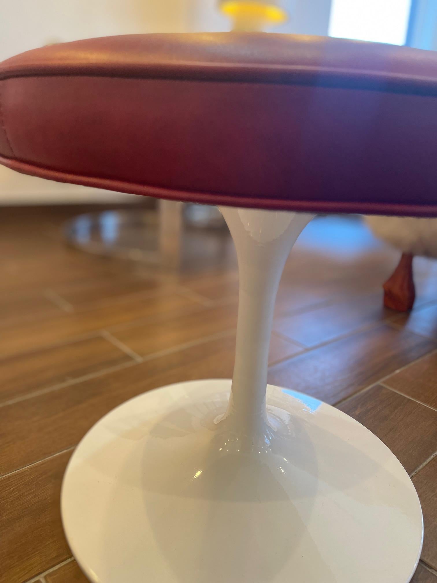 Puf otomano Tulipán en rojo brasa en Nuevo estado para la venta en Saint Louis, US