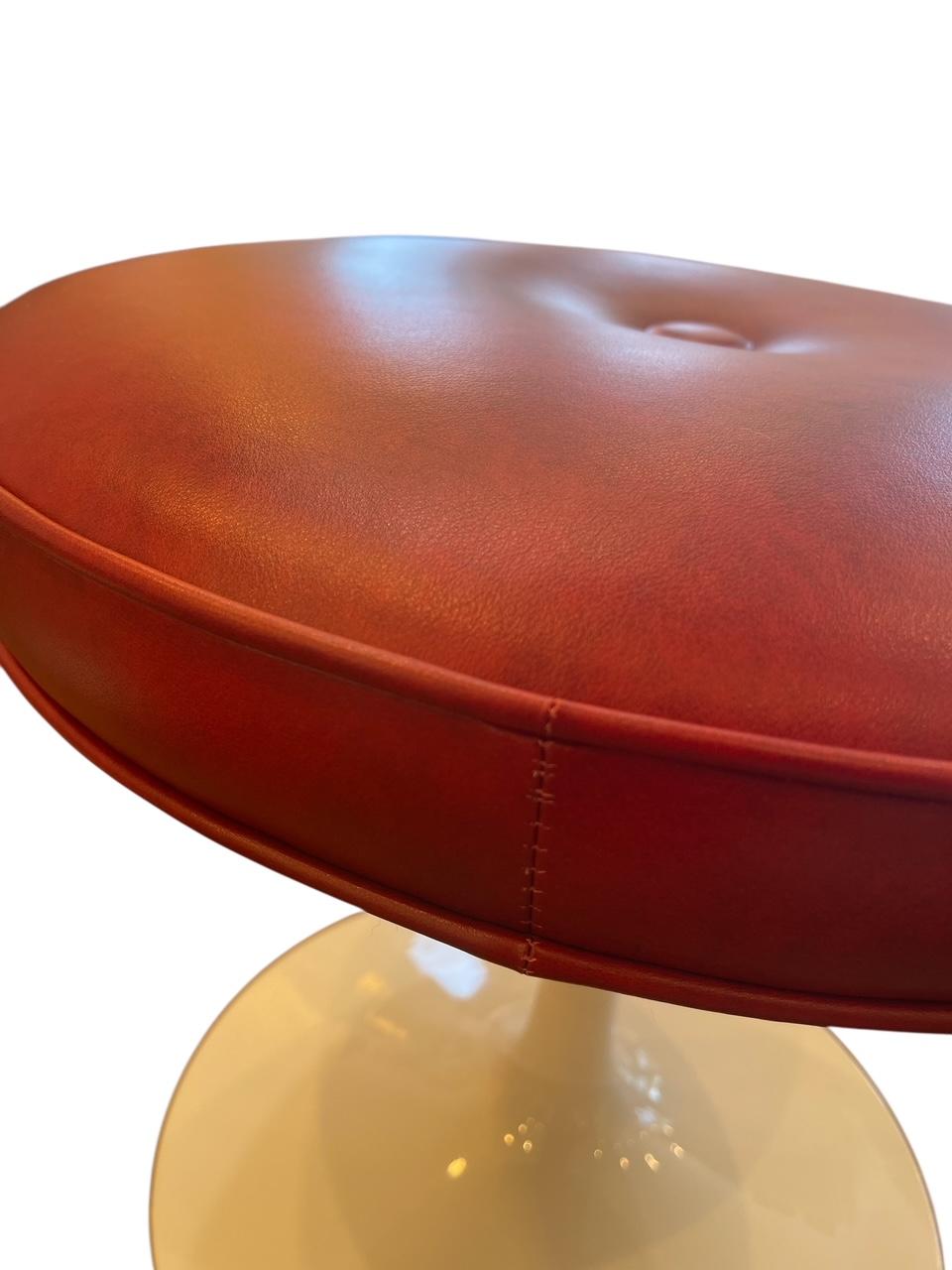 Puf otomano Tulipán en rojo brasa Metal en venta