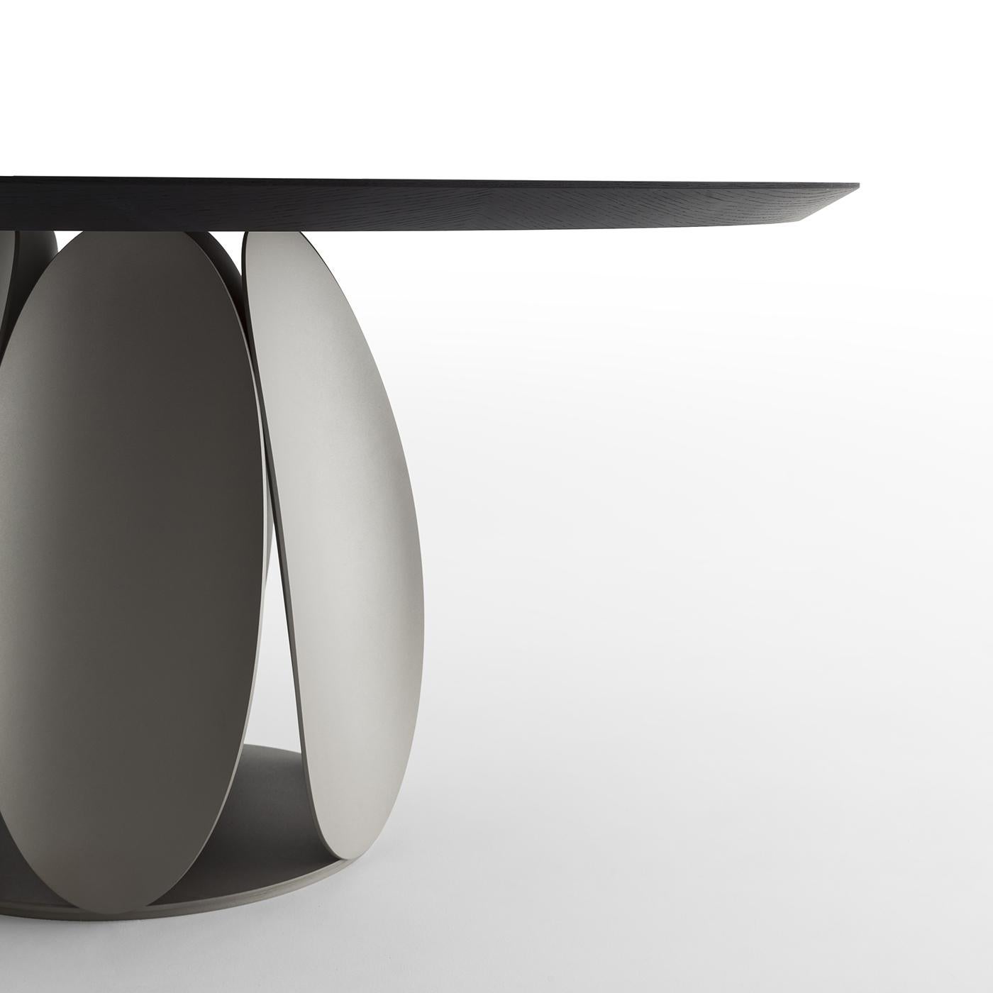 Tulipano Kleiner runder Tisch aus Laguna-Eiche von Morica Design (Italienisch) im Angebot