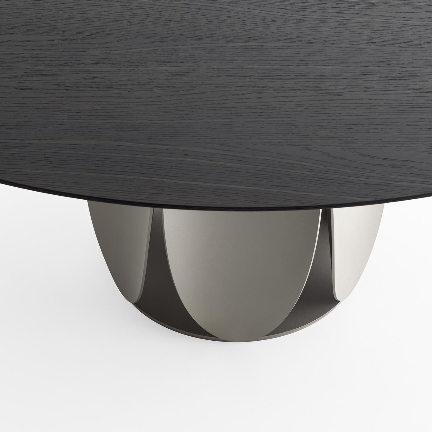 Tulipano Kleiner runder Tisch aus Laguna-Eiche von Morica Design (21. Jahrhundert und zeitgenössisch) im Angebot