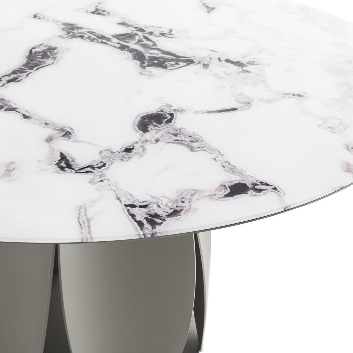italien Petite table ronde Tulipano à effet de marbre Trinity en vente