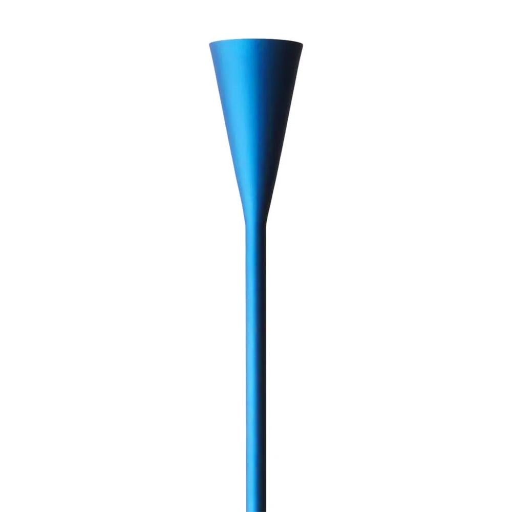 Lampadaire Tulipe bleu avec toute la structure en métal,
peint en finition bleue. 1 ampoule LED 30 watts, ampoule incluse,
220-240 Volt. 3000 lumens, 3000K blanc chaud.
Également disponible en finition nickel satiné, sur demande.