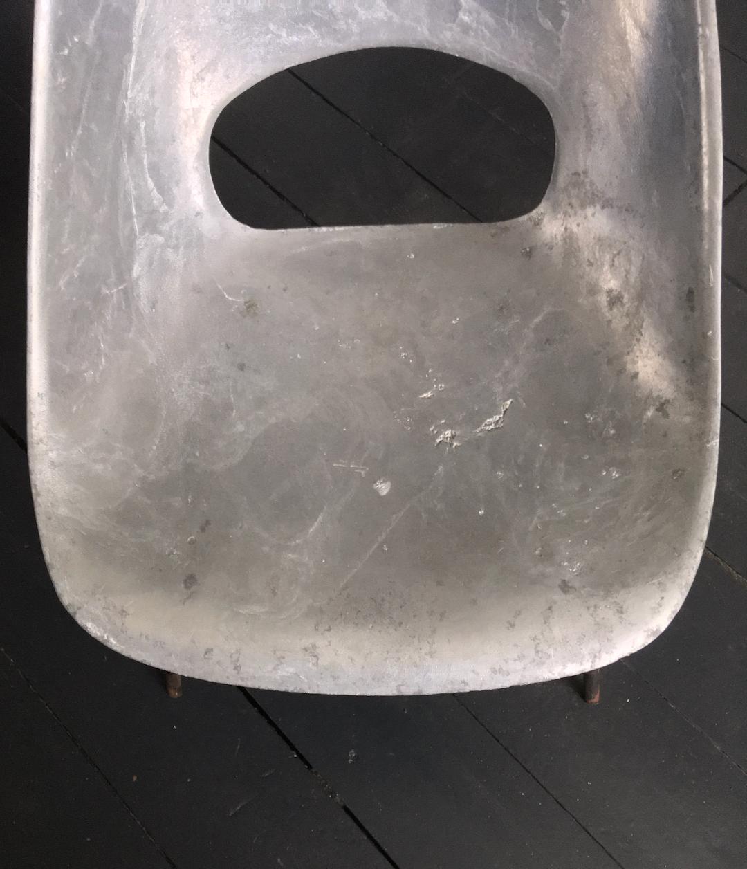 Milieu du XXe siècle Chaise Tulipe en aluminium par Pierre Guariche pour Steiner, France, années 1950