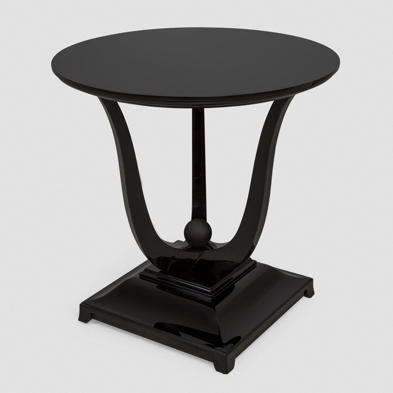 Tulipe Lacquered Side Table In New Condition For Sale In Paris, FR