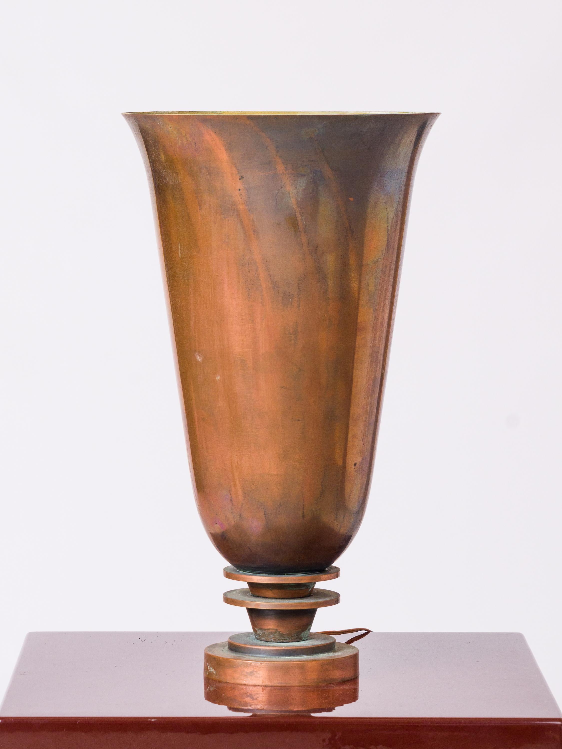 Lampada da tavolo in stile tulipano a forma di cono svasato su una base a due livelli. Corpo e base in rame patinato con accenti iridescenti.
Presa e cablaggio europei.
Questa lampada viene spedita dalla Francia e può essere rispedita in Francia o