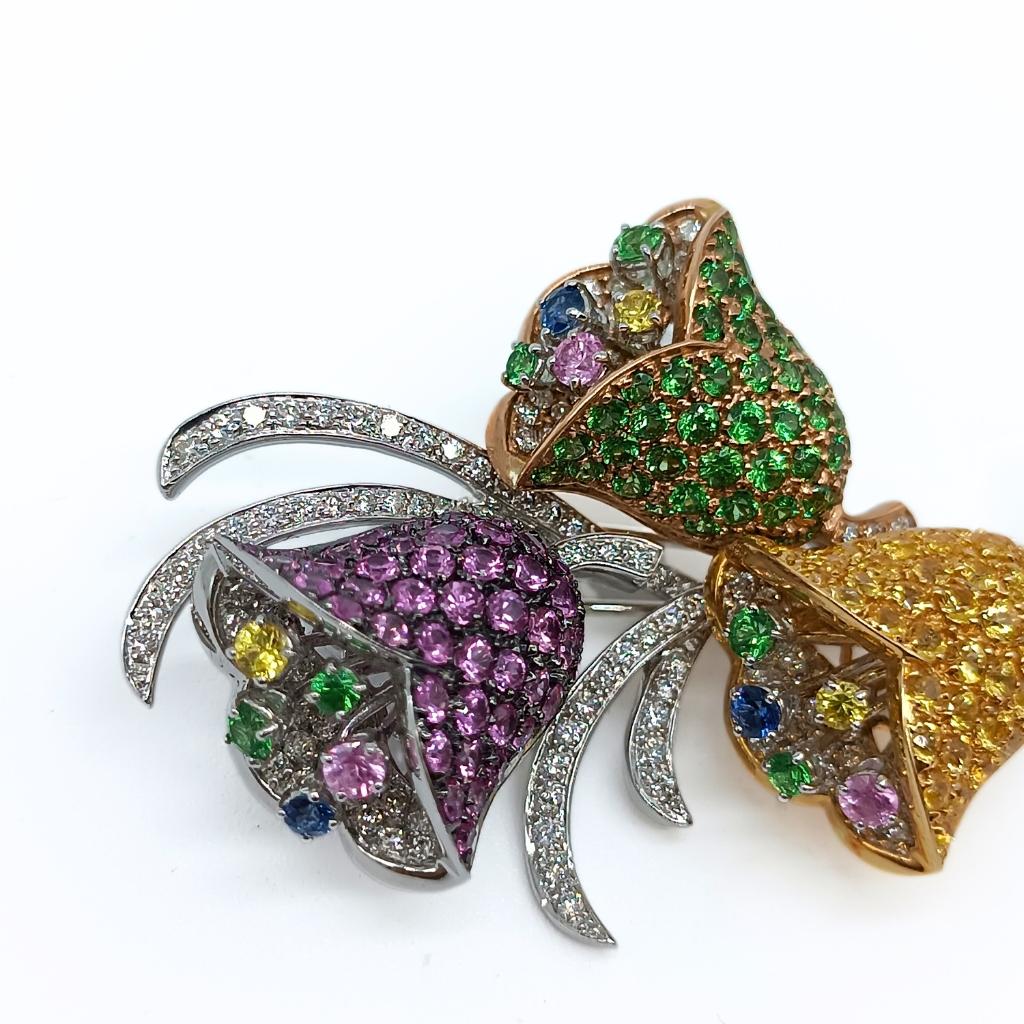 Tulips Brooch
Three Tulips with Diamonds in brilliant-cut, one Tulip in White Gold with Pink Sapphires other Tulip in Rose Gold with Tsavorites and the last Tulip in Yellow Gold with Yellow Sapphires, all in round-cut.
18k Gold 24,84gr
53 Tsavorites