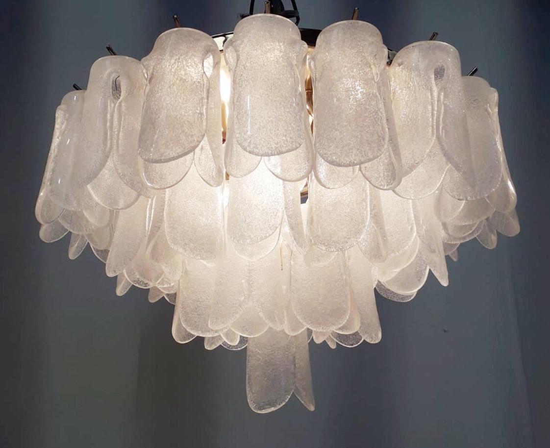 Vintage chandelier with tulip shaped Murano glass petals hand blown with graniglia technique mounted on polished brass frame, made by La Murrina circa 1960s / Made in Italy
Original 