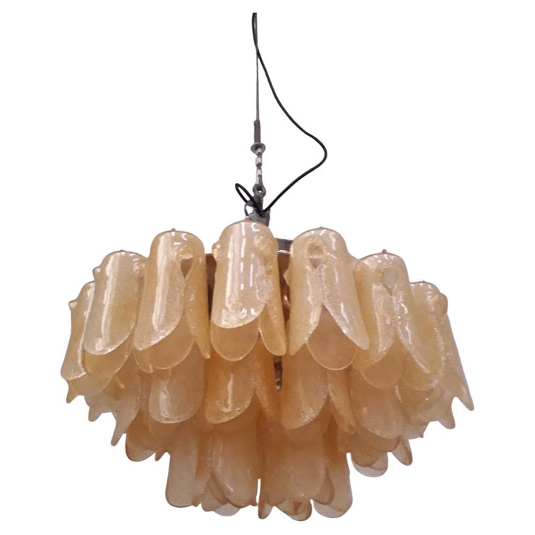 Vintage chandelier with tulip shaped murano glass petals hand blown with graniglia technique in amber color mounted on polished brass frame, made by La Murrina in Italy, circa 1960s
Original 