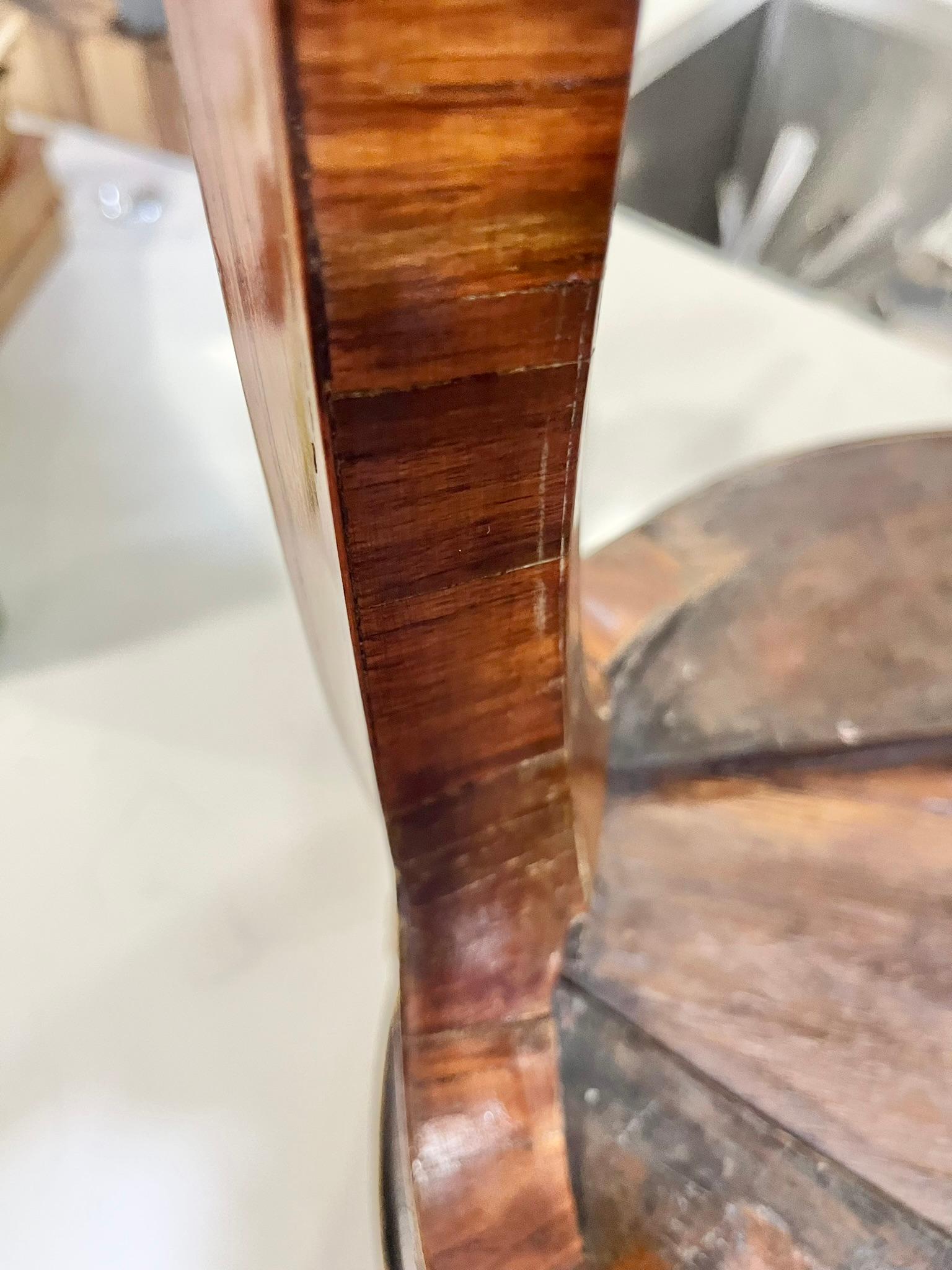 Tavolo da lavoro a treppiede in legno di tulipano e intarsio di noce in vendita 5