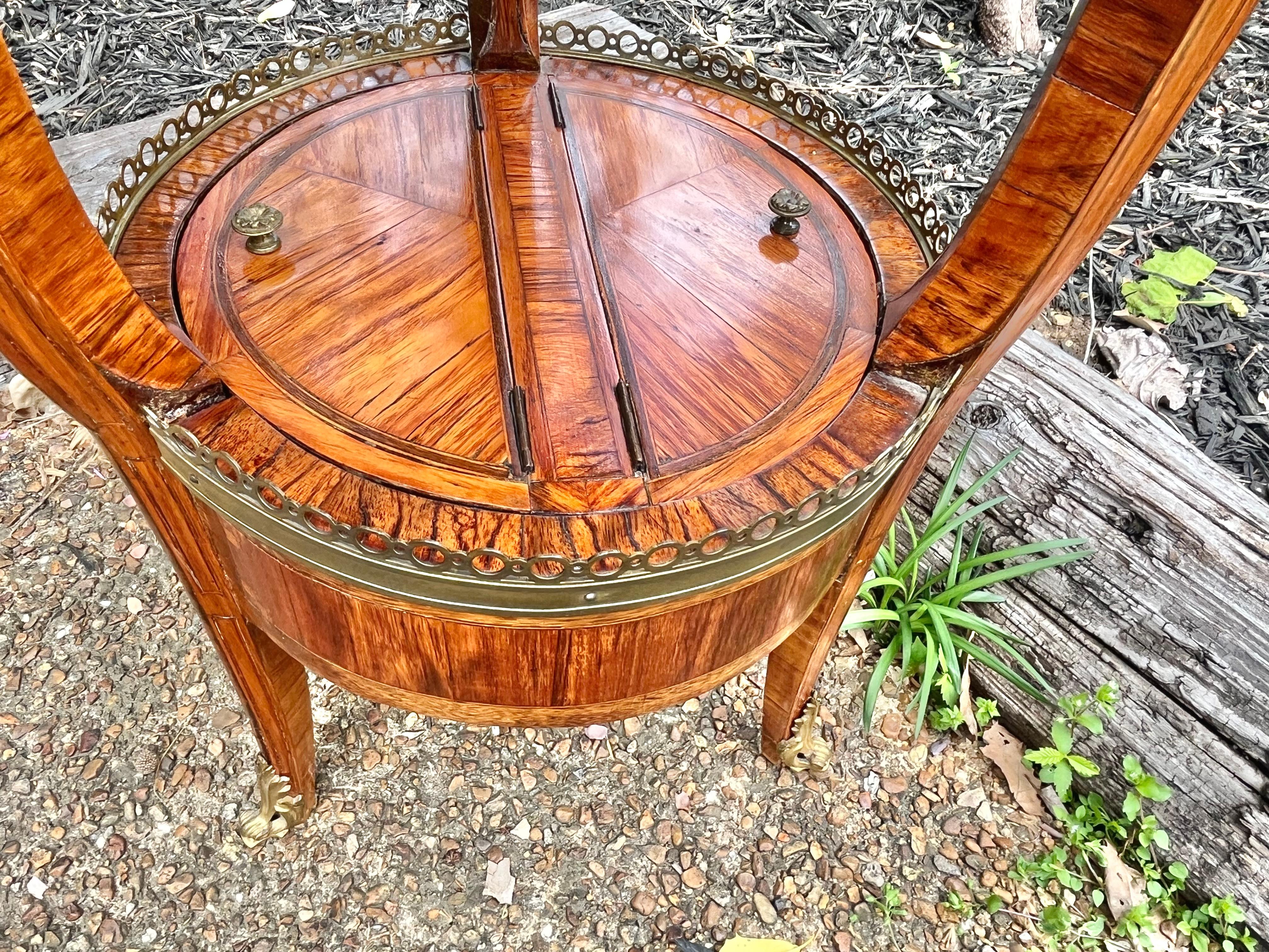 Louis XVI Table tripode en marqueterie de tulipier et de noyer  en vente